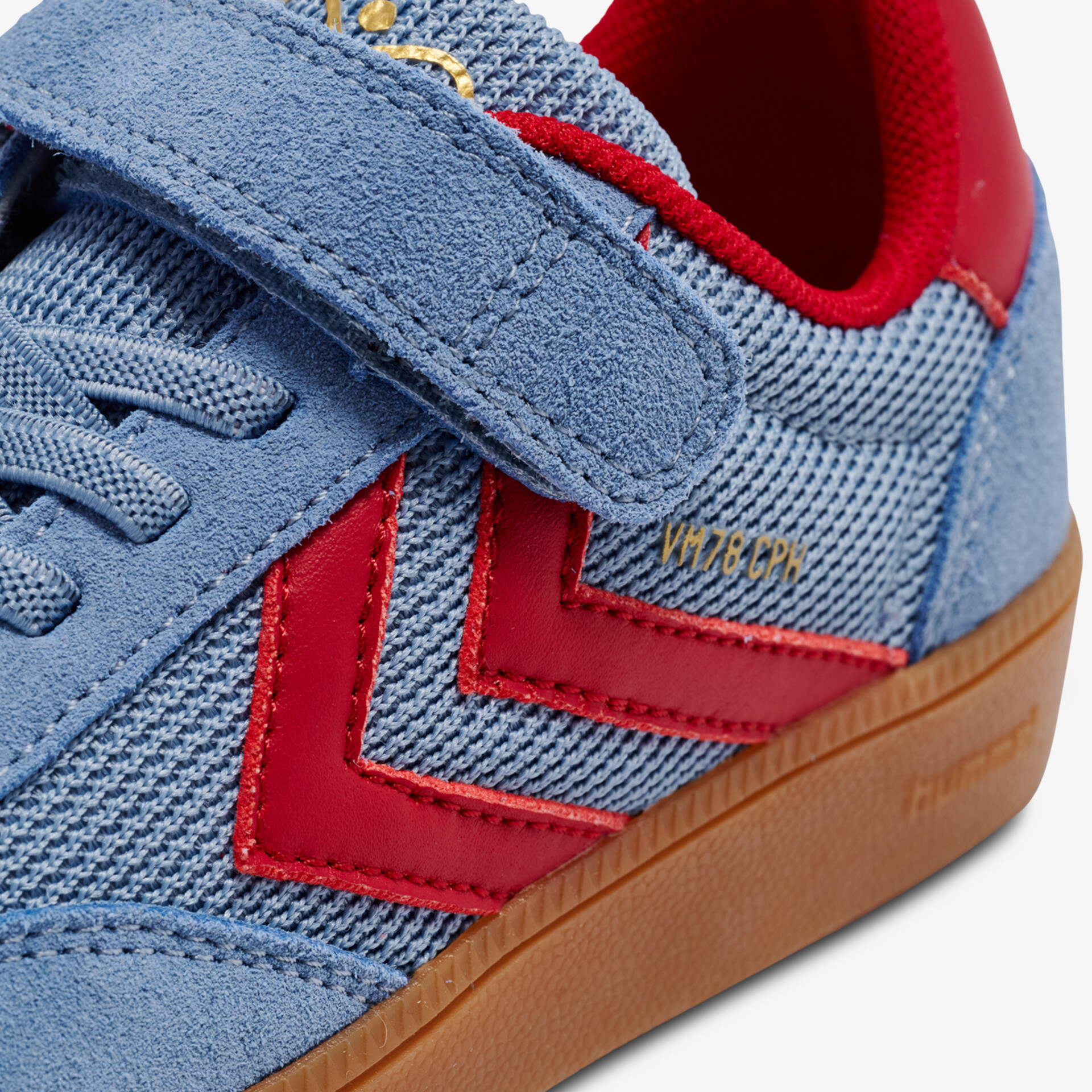 Sportlicher Schuh mit Klettverschluss, roten Akzenten und langlebiger Sohle.