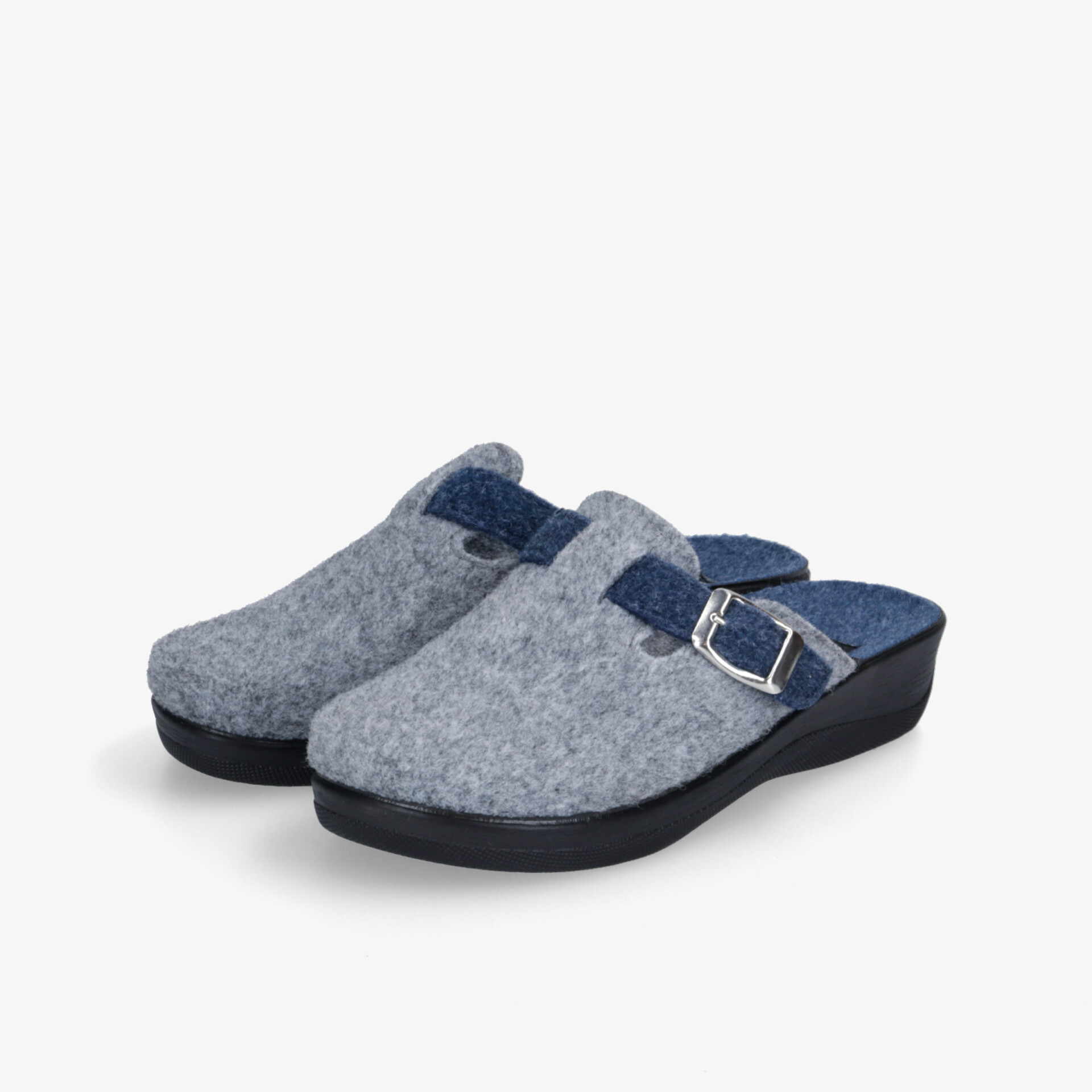 Graue Filzhausschuhe mit verstellbarer Schnalle und bequemer Sohle für optimalen Tragekomfort.