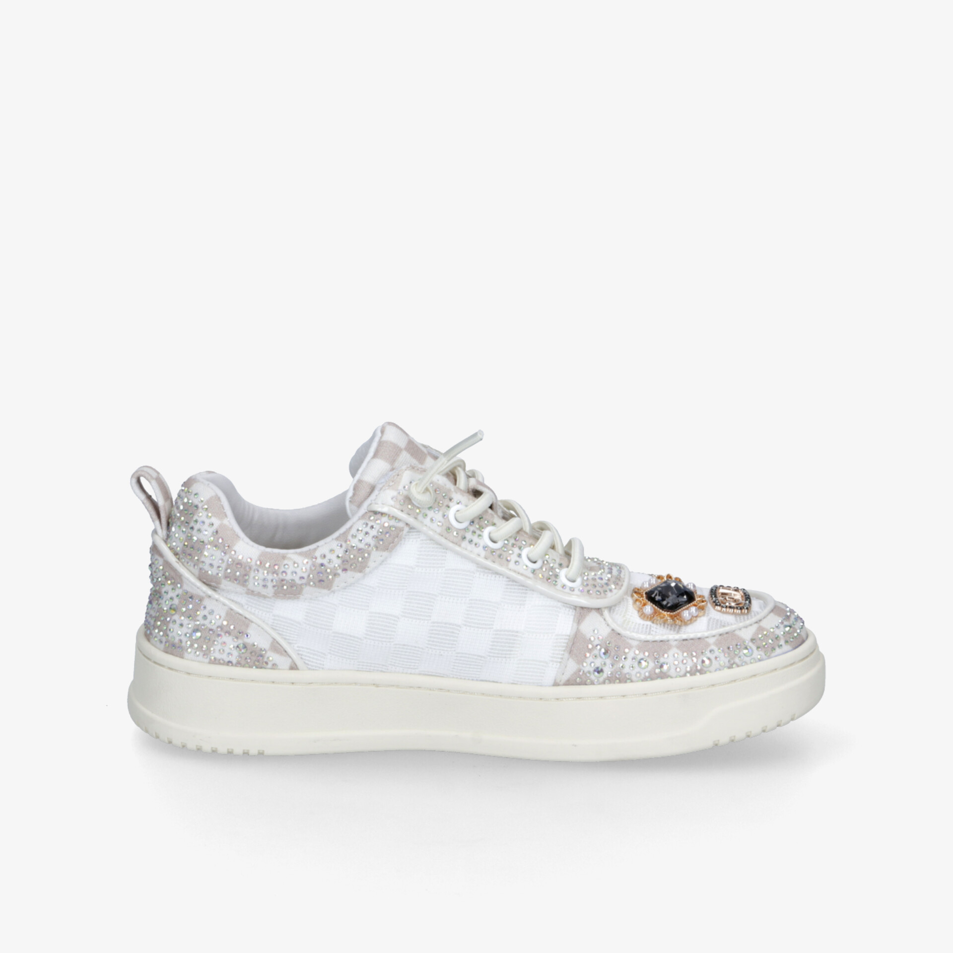 Moderner weißer Sneaker mit dezentem Muster und robuster, bequemer Sohle in seitlicher Ansicht