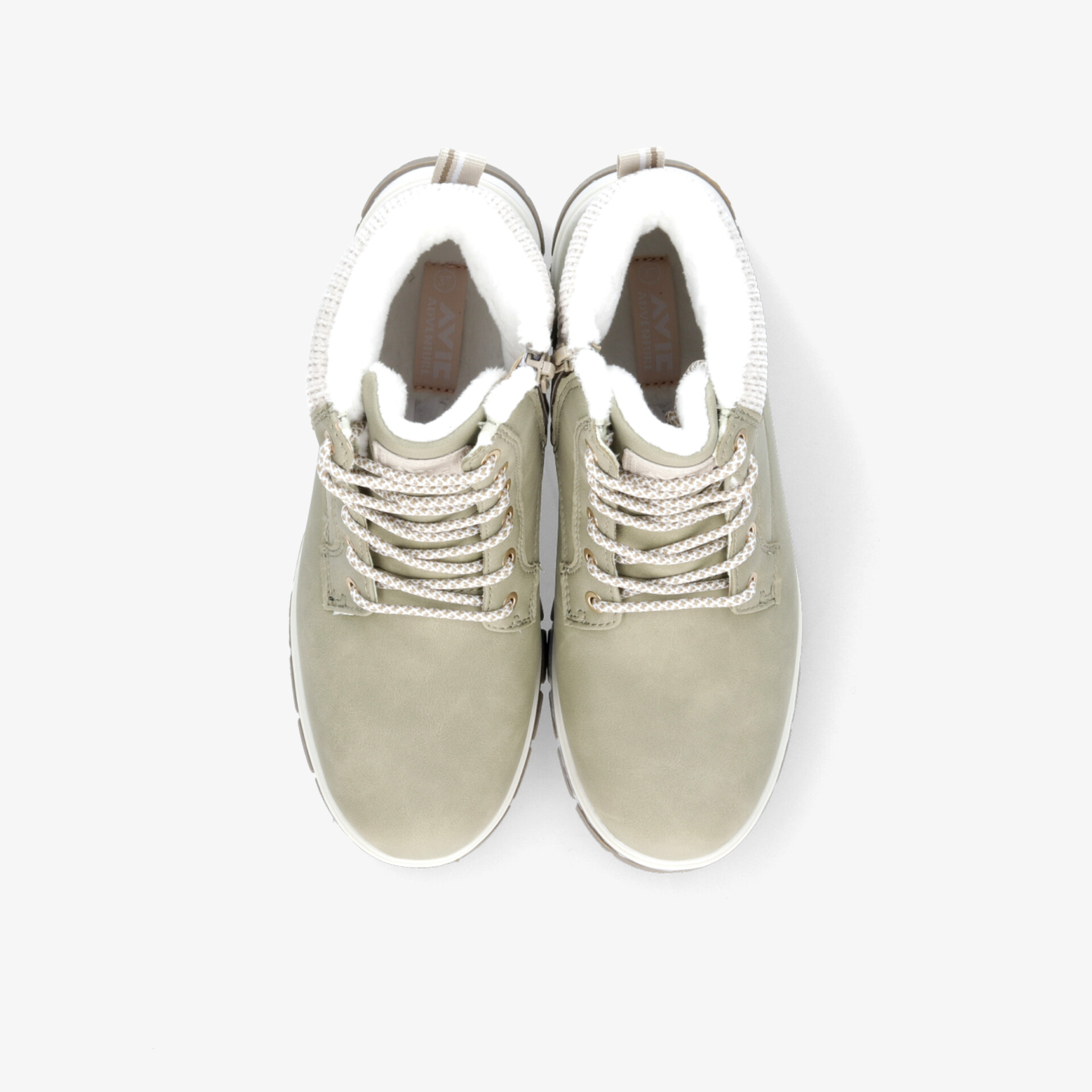 Bequeme, moderne Schuhe mit gepolstertem Innenfutter und klassischen Schnürsenkeln in neutraler Farbe von oben