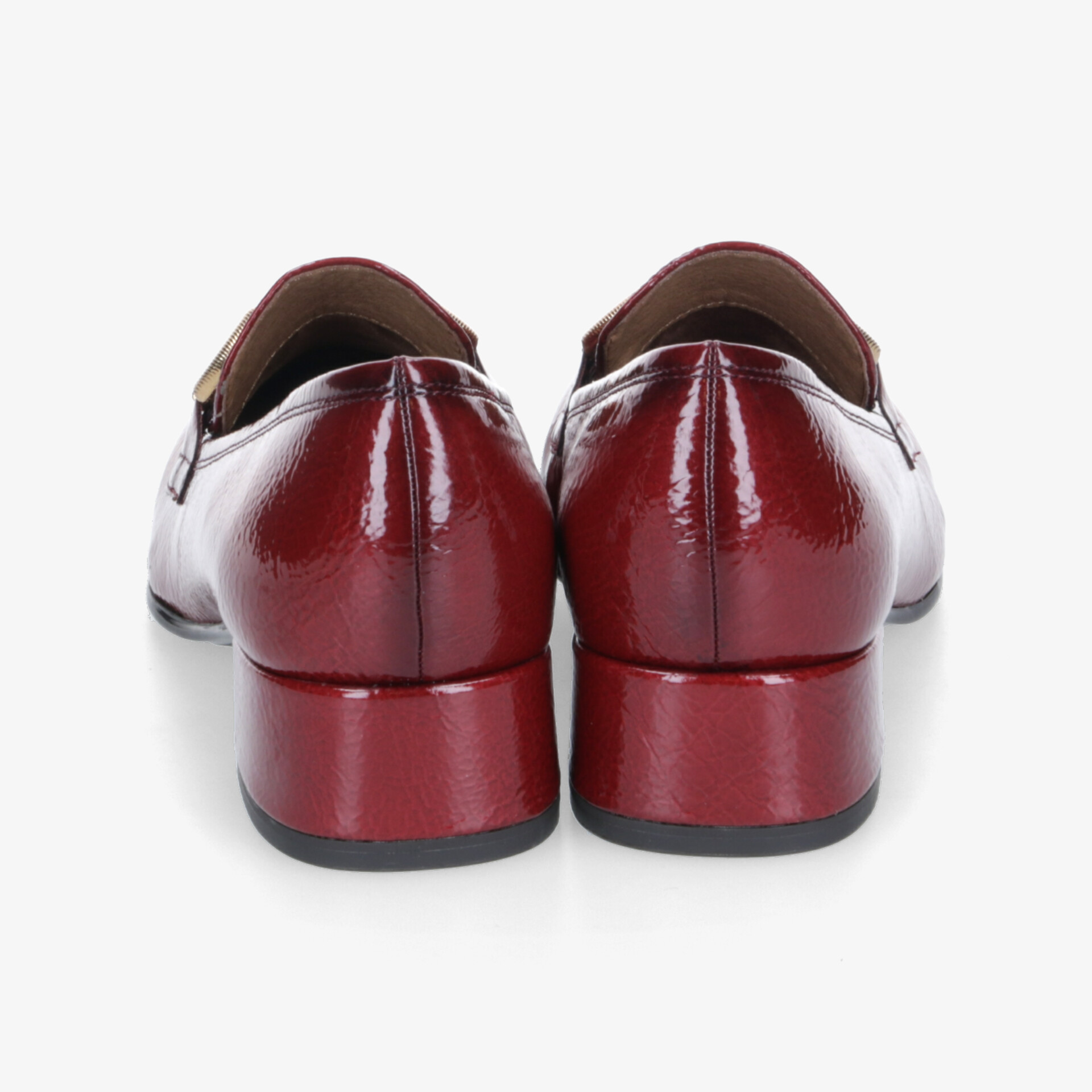 Rote glänzende Lackschuhe mit elegantem, festem Absatz, Paaransicht von hinten, hochwertiges, formschönes Design