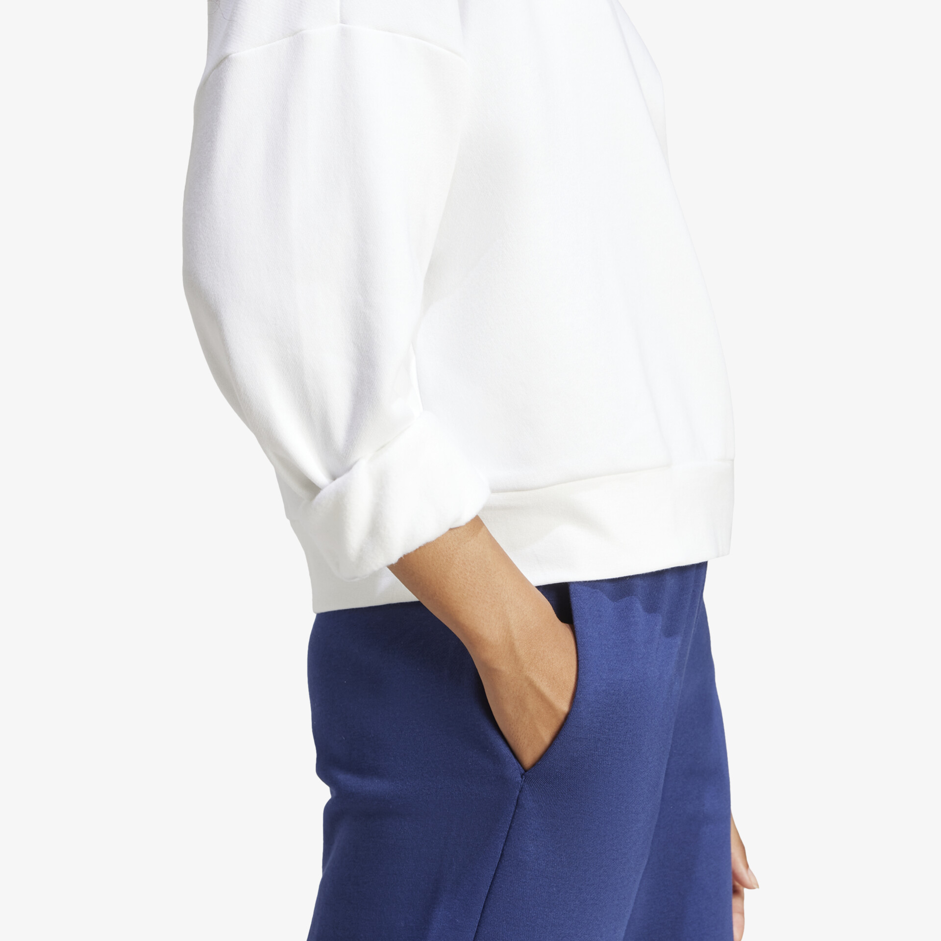 Elegante blaue Hose mit komfortablem Sitz und modernem Schnitt, getragen von Person im seitlichen Blickwinkel