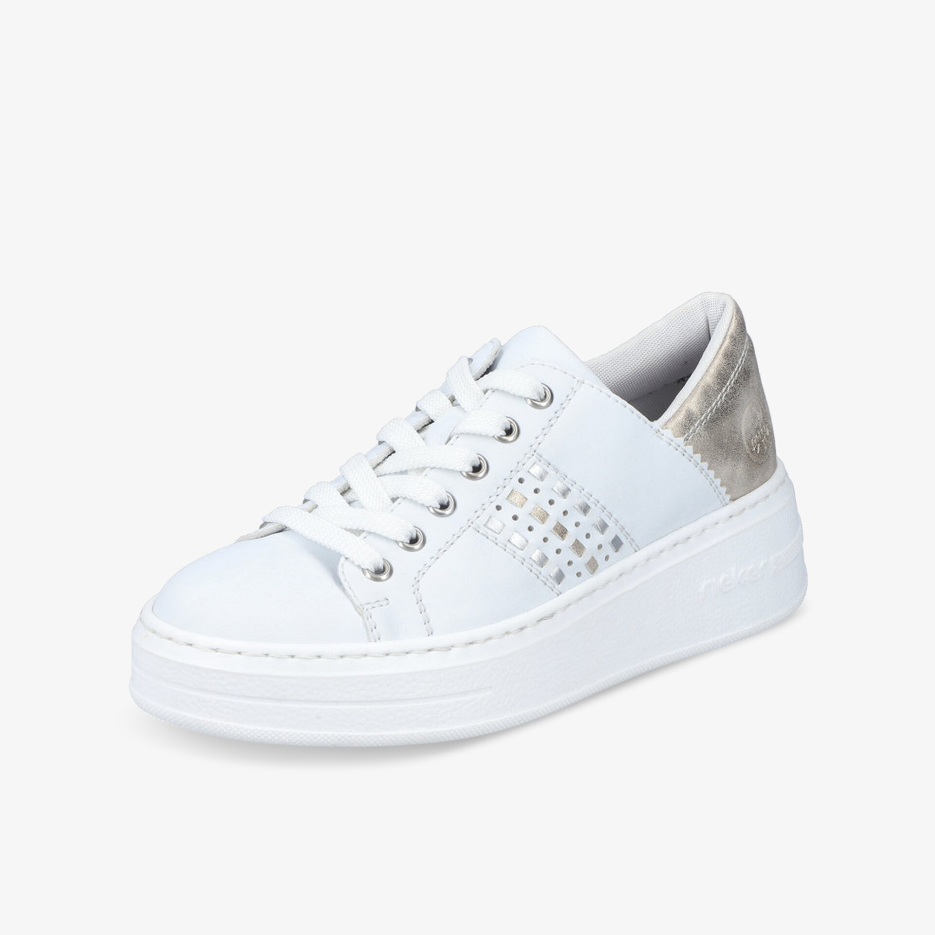 Weißer Sneaker in schräger Vorderansicht mit modischem Design, gepolsterter Innensohle und flexibler Schnürung