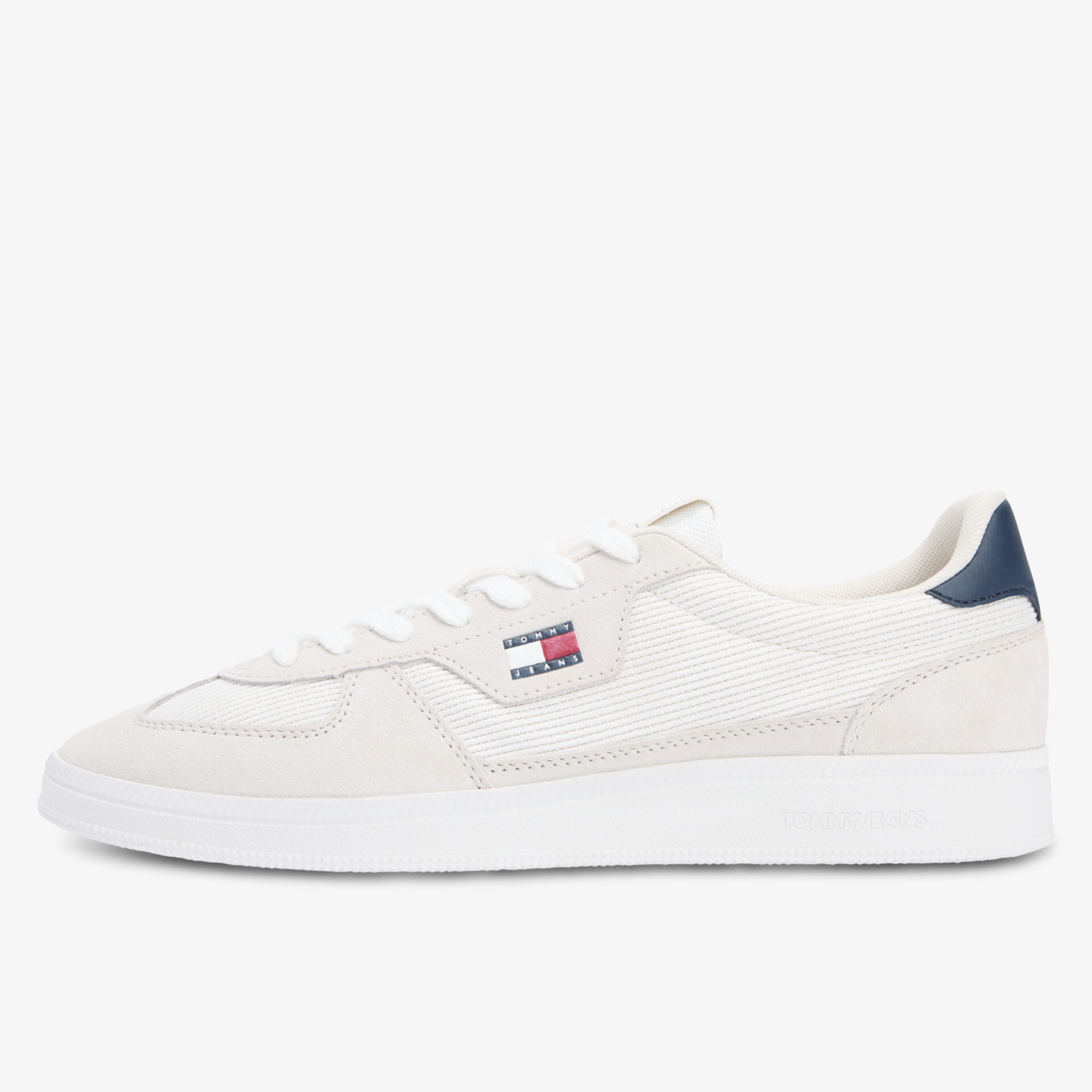 Moderner weißer Sneaker mit angenehmem Tragekomfort und leichter, atmungsaktiver Sohle seitliche Ansicht