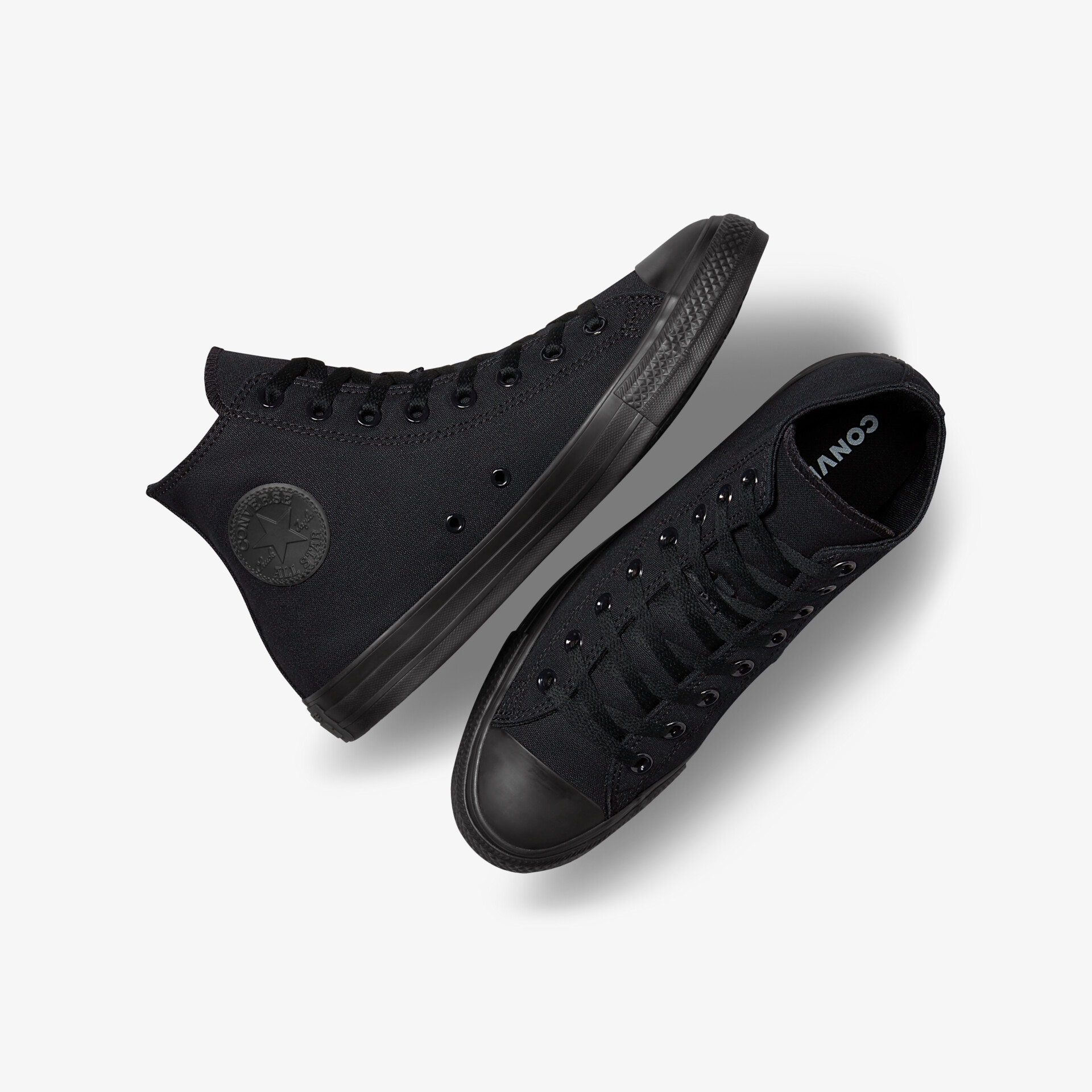 Stylischer schwarzer Sneaker mit hohem Schaft und robustem Design für vielseitigen Einsatz und hohen Tragekomfort.