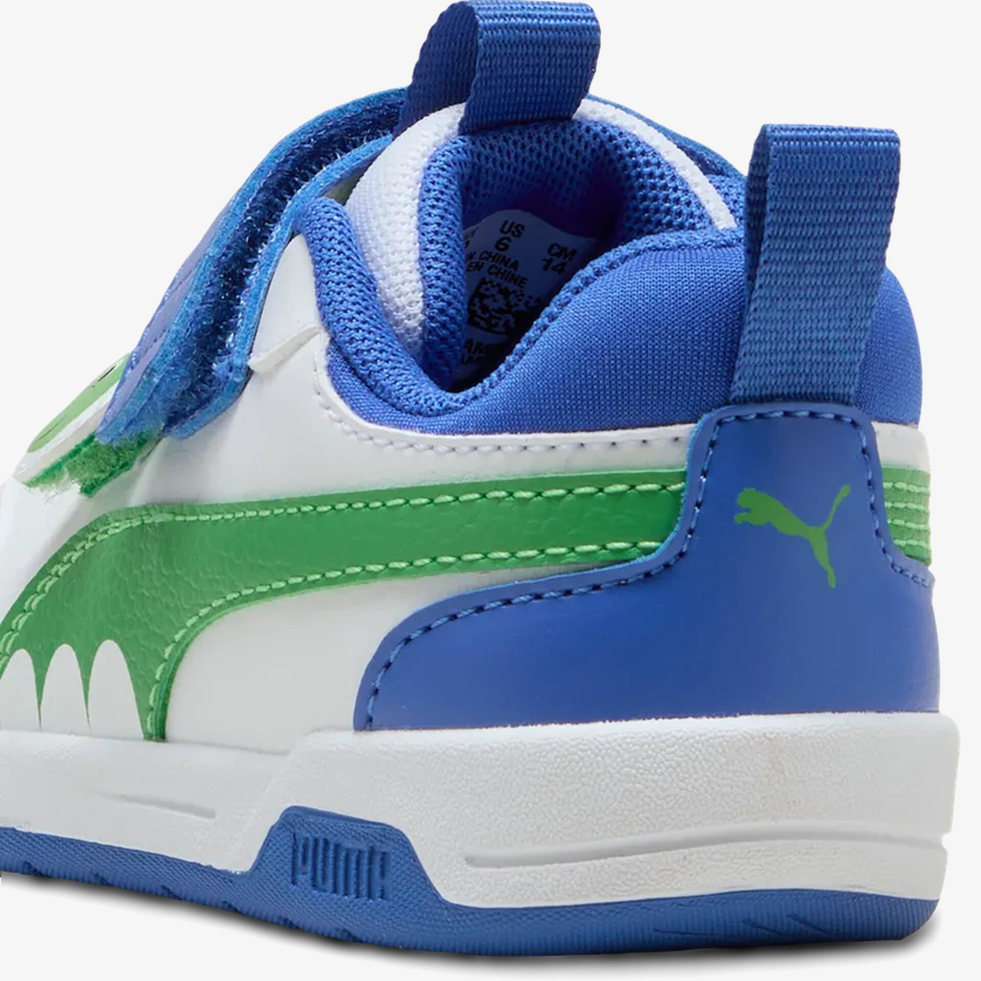 Rückansicht eines blauen und grünen Puma Kindersportschuhs mit Klettverschluss und gepolstertem Schaft