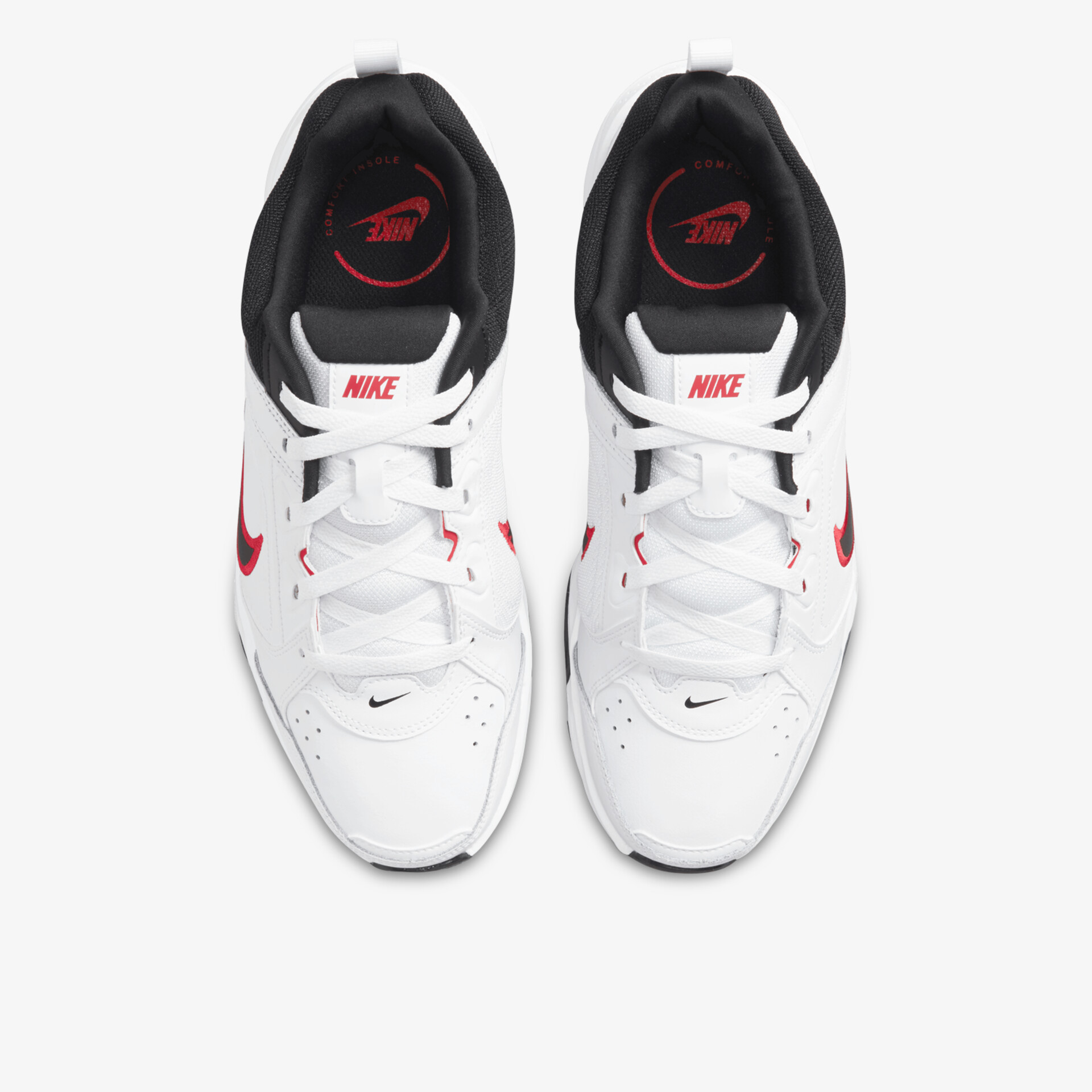 Weiße Sportschuhe mit roten Akzenten und robusten Schnürsenkeln, bequem und strapazierfähig