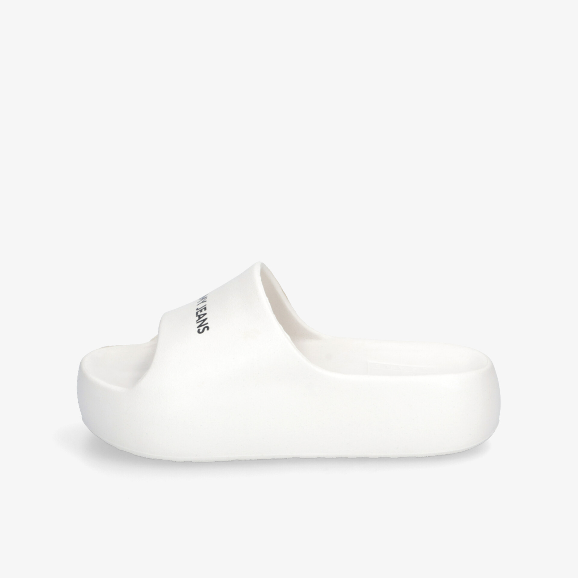 Weiße Slide Sandale mit weicher, bequemer Sohle und minimalistischem Design für einfachen Komfort.