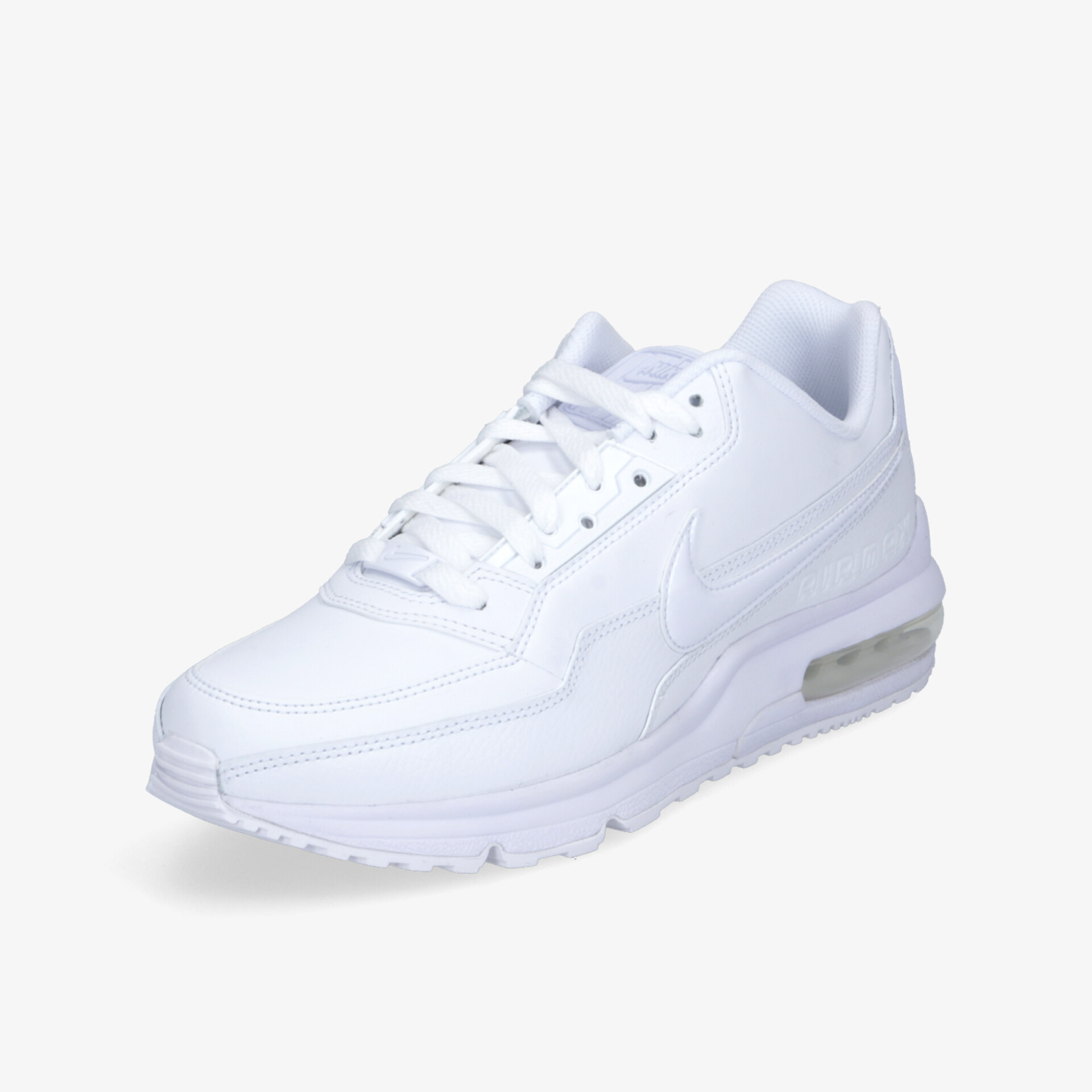 Weißer Sneaker in 3/4 Ansicht mit sportlichem Design, gepolstertem Kragen und stoßdämpfender Sohle für komfortables Tragen