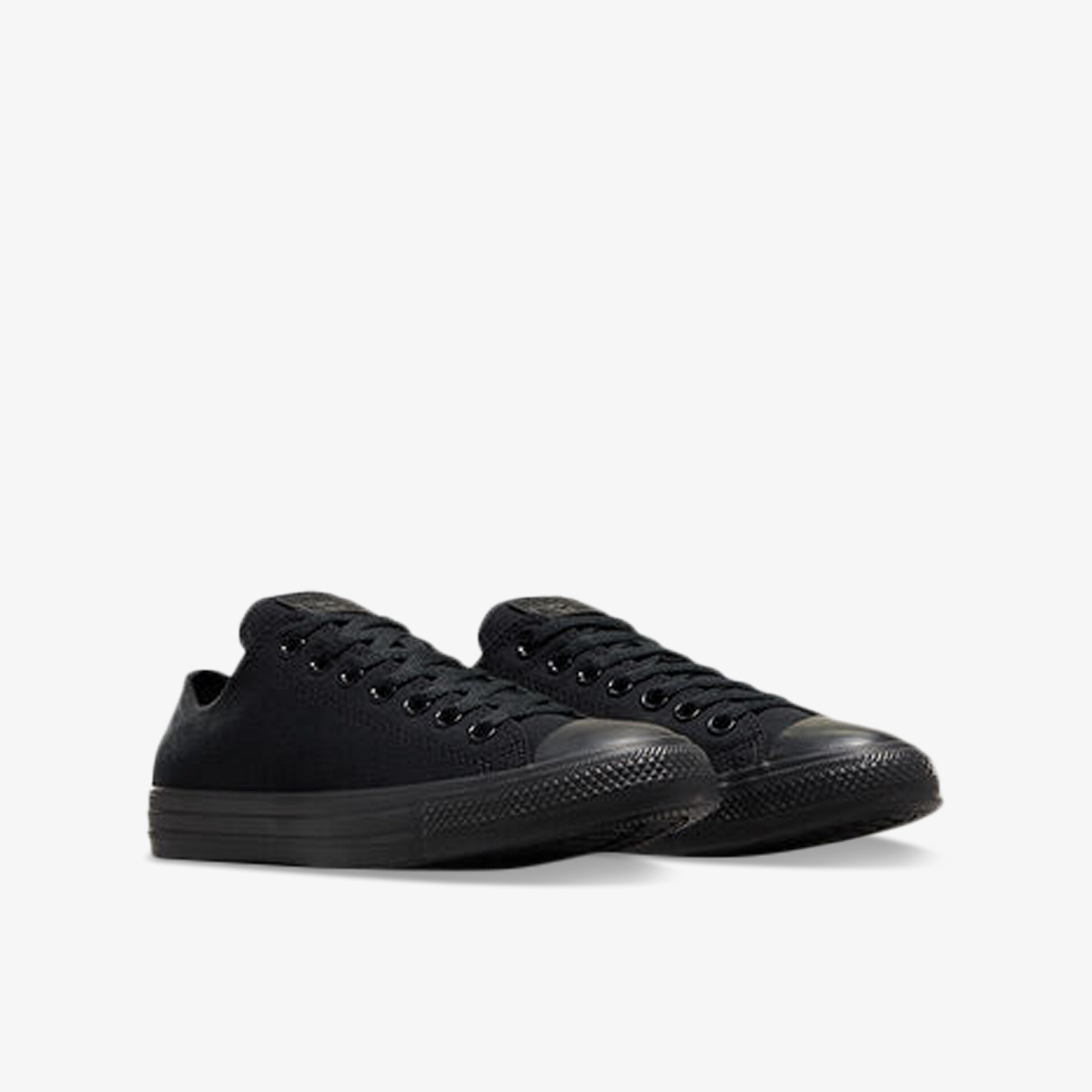 Schwarze Sneaker in sportlichem Design mit robustem Material und rutschfester Sohle, bequem und vielseitig.
