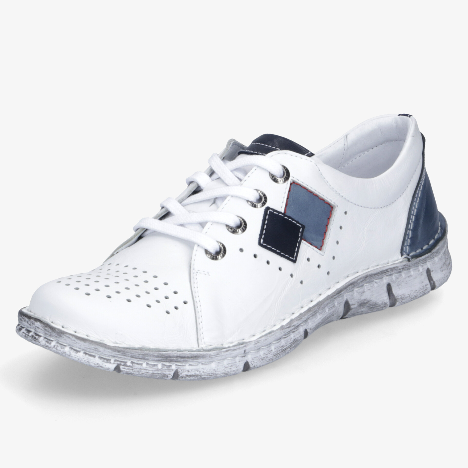 Weißer Freizeit-Schuh mit blauen Akzenten und perforiertem Obermaterial in schräger Frontansicht