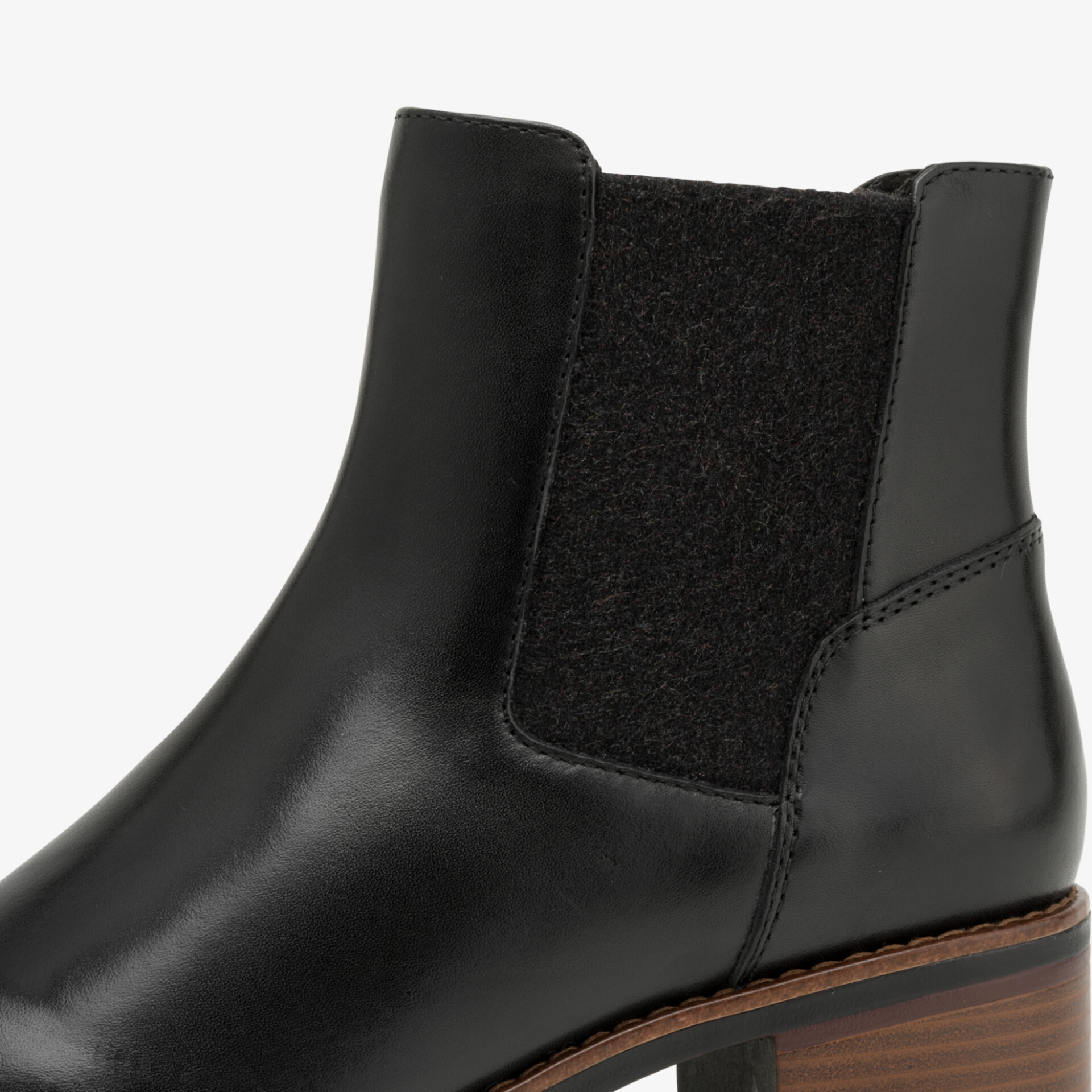 Schwarzer eleganter Chelsea Boot aus Leder mit elastischem Einsatz und stabilem Absatz, Detailaufnahme