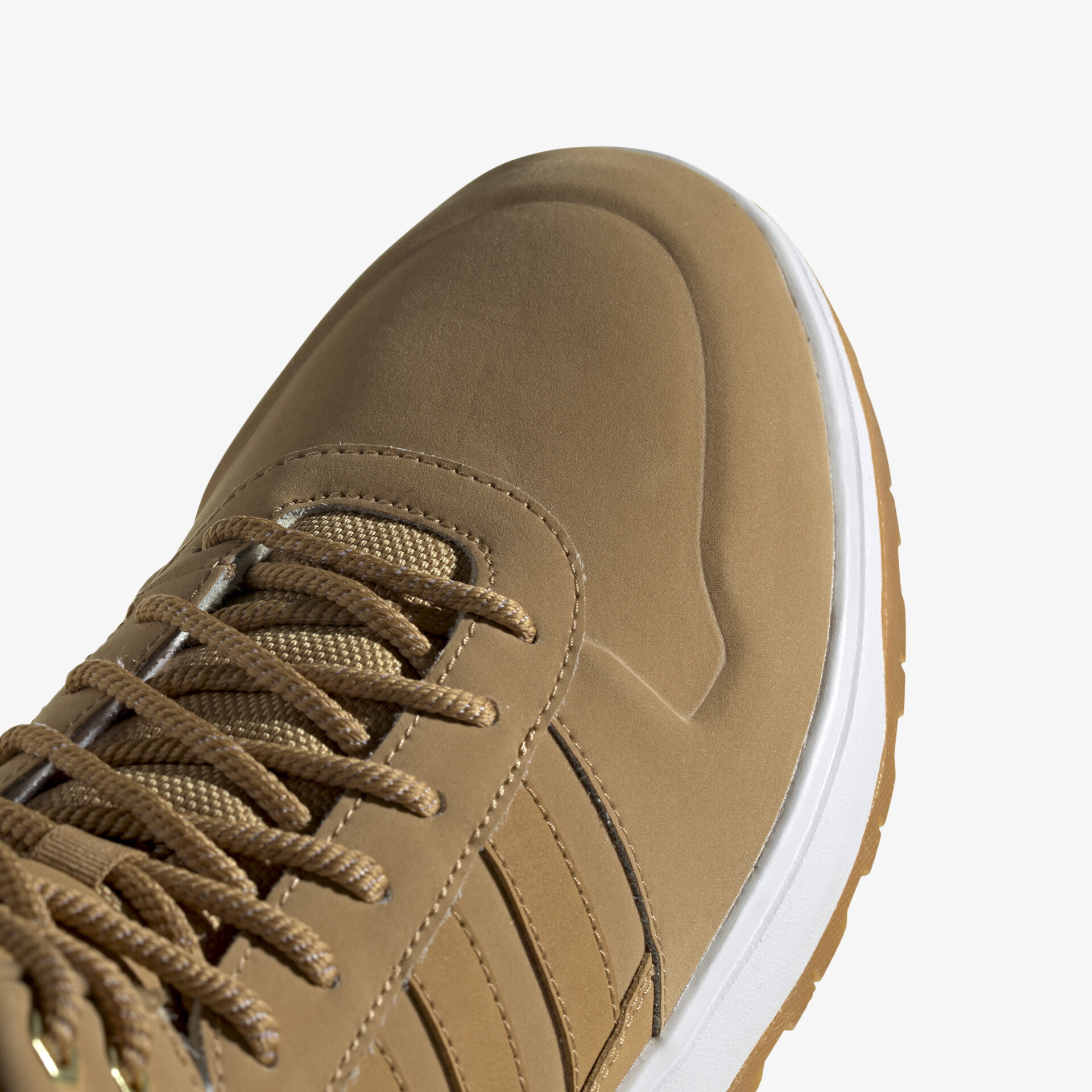 Brauner Sneaker mit stabiler Schnürung und rutschfester Sohle, hochwertige Verarbeitung sichtbar