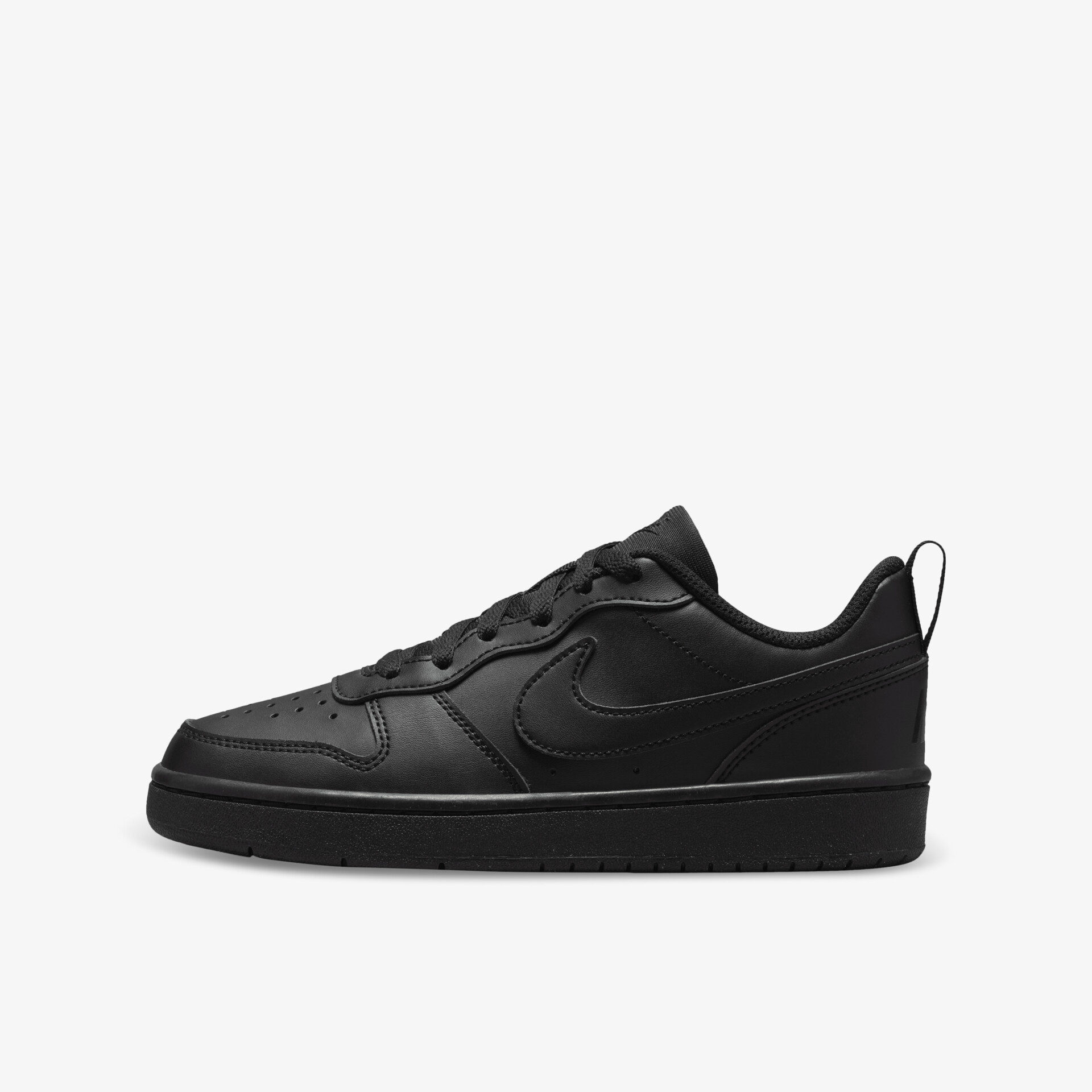 Schwarzer Sneaker in seitlicher Ansicht mit robuster Sohle und bequemer Passform für vielseitigen Einsatz
