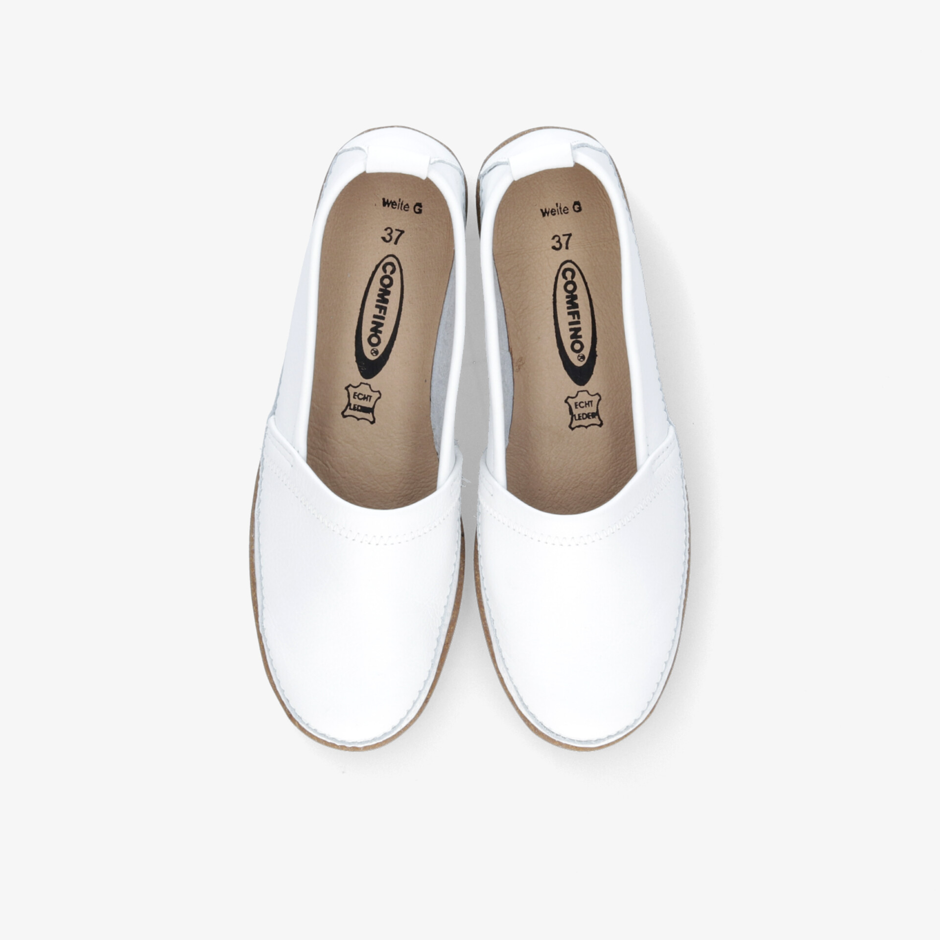 Weiße Slipper mit bequemer, flexibler Passform und rutschfester Sohle, Draufsicht auf beide Schuhe