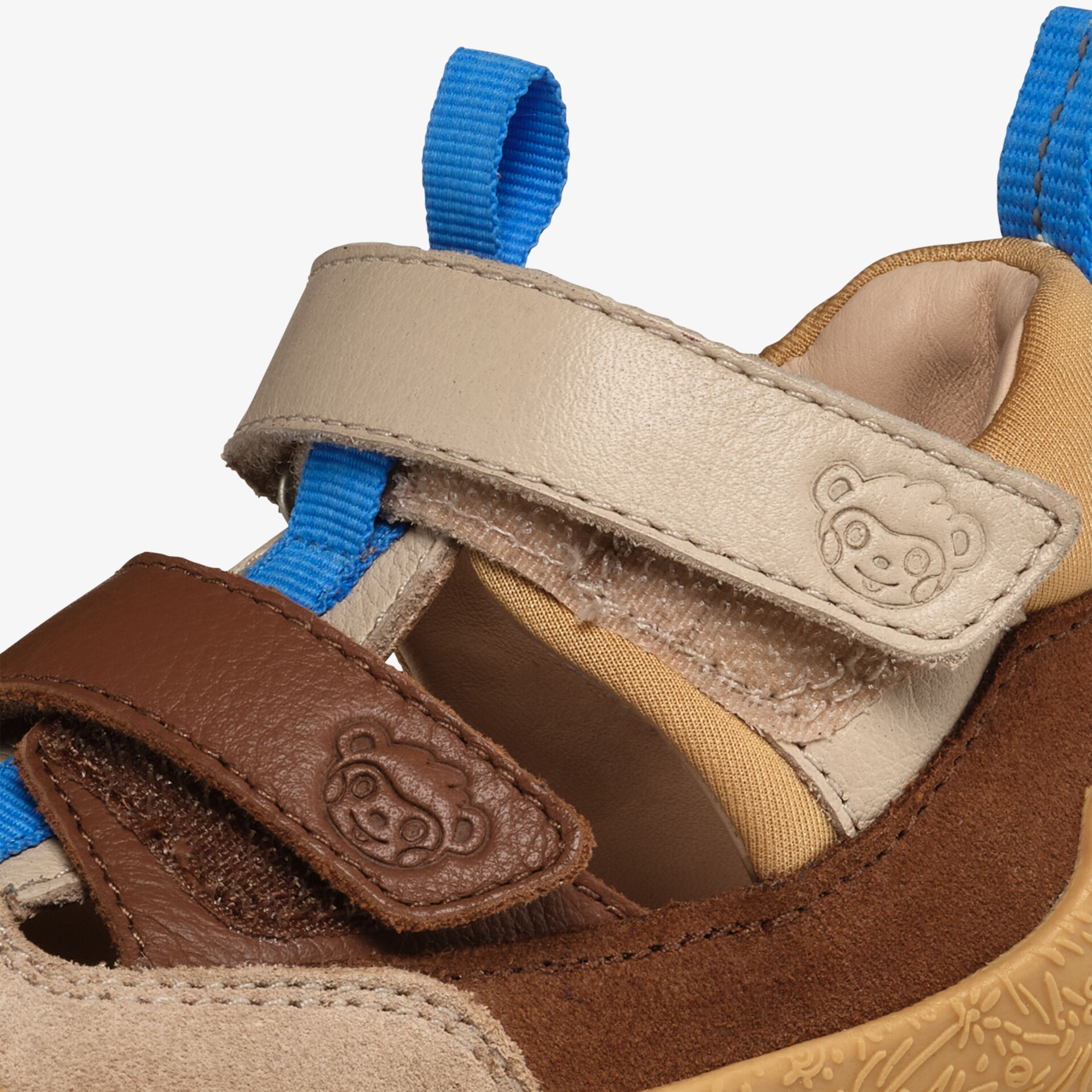 Detailaufnahme von Schuh mit Velcro-Riemen, weichem Leder und gepolstertem Innenfutter für hohen Tragekomfort