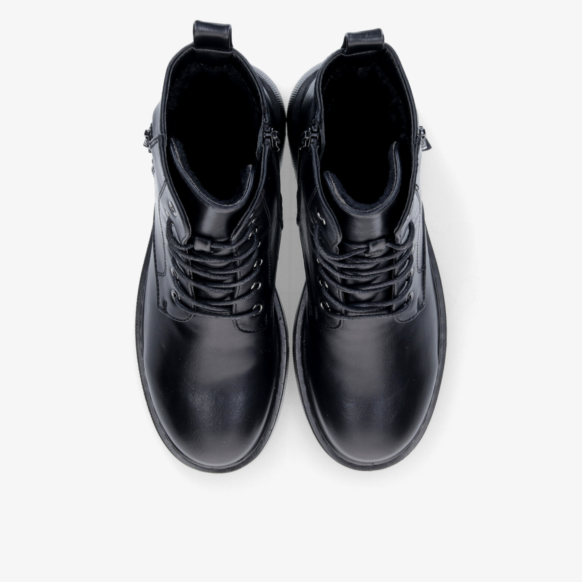 Stylische schwarze Lederschnürboots mit robuster Sohle für optimalen Tragekomfort und modischen Look.