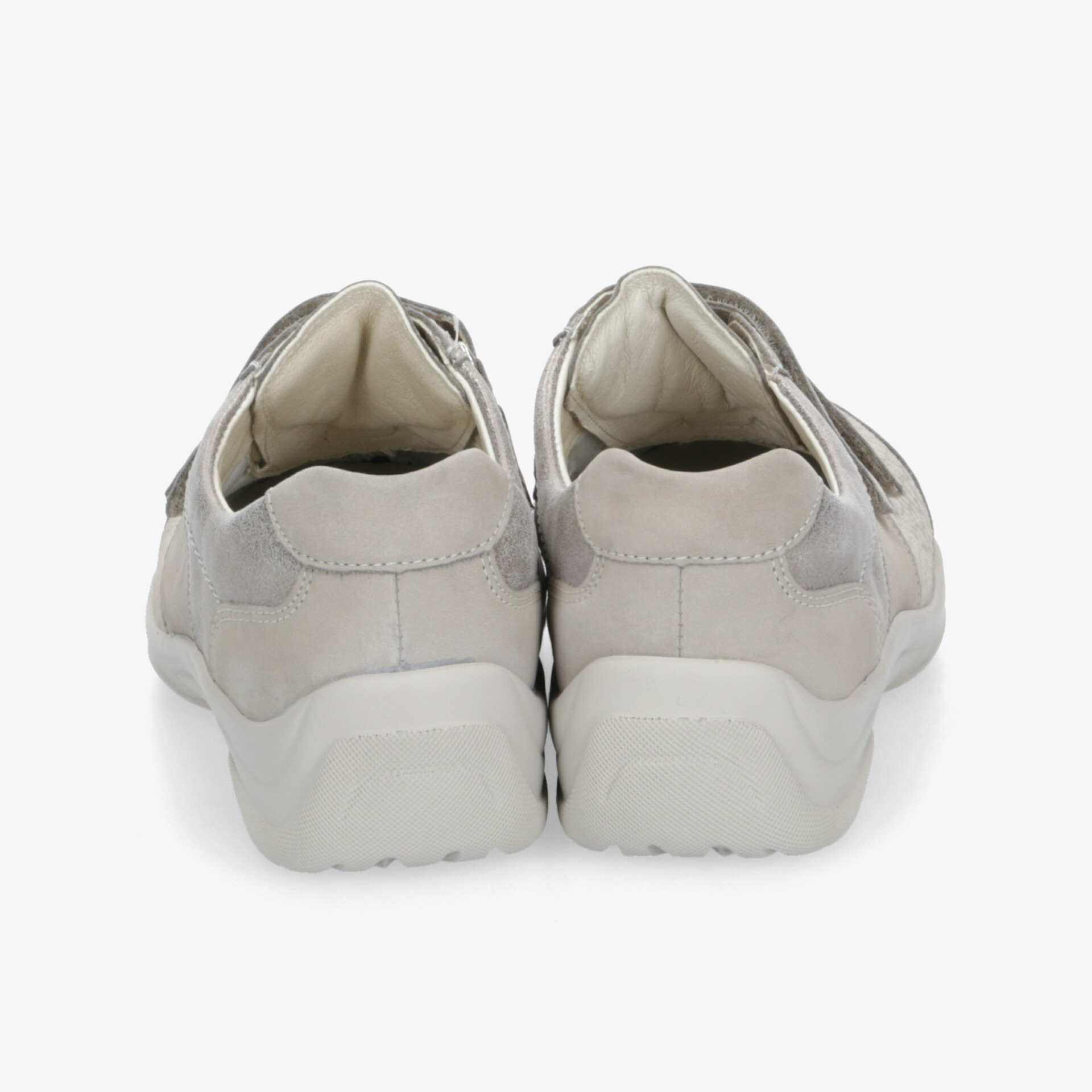 Gepolsterte graue Sportschuhe mit rutschfester Sohle und stabilem Design, Rückansicht zwei Schuhe sichtbar