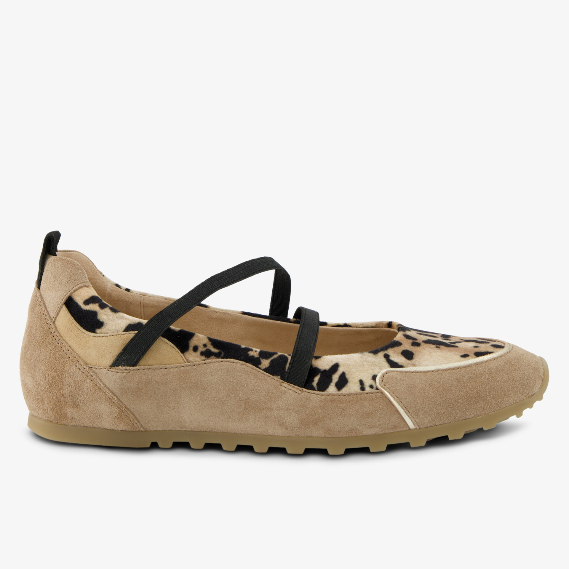 Bequemer Schuh mit weichem Material und elastischen Bändern in seitlicher Ansicht, ideal für ganztägigen Komfort
