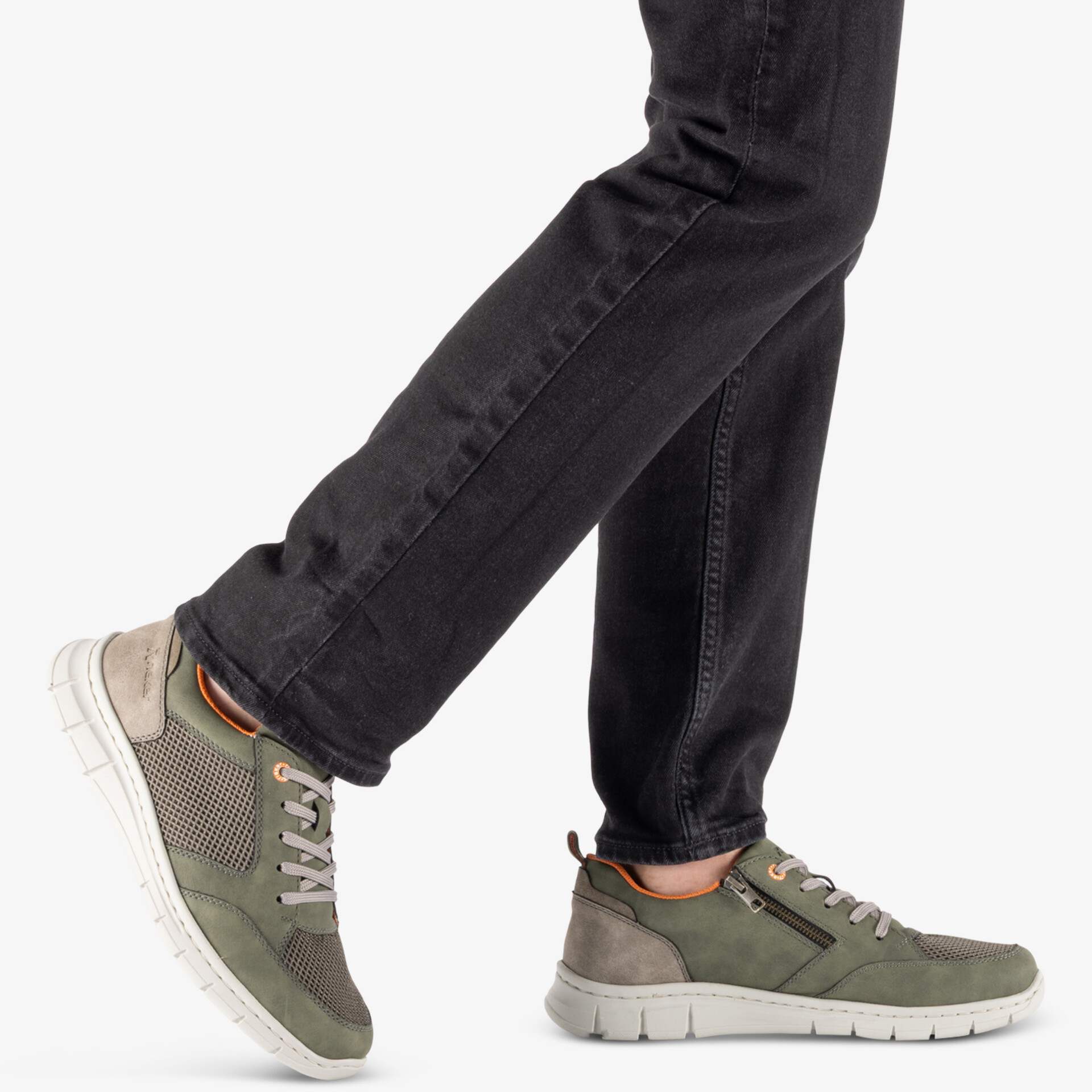 Moderne Sneaker mit seitlichem Reißverschluss in lässigem, sportlichen Design für hohen Tragekomfort.