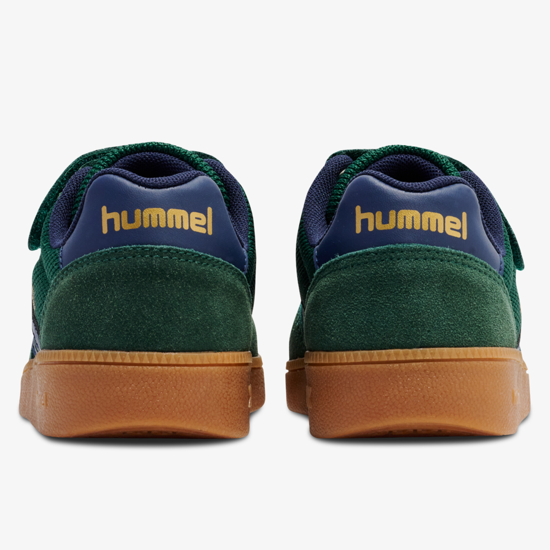 Grüne Sneaker mit Veloursleder, robuster Gummisohle und praktischem Klettverschluss, Rückansicht