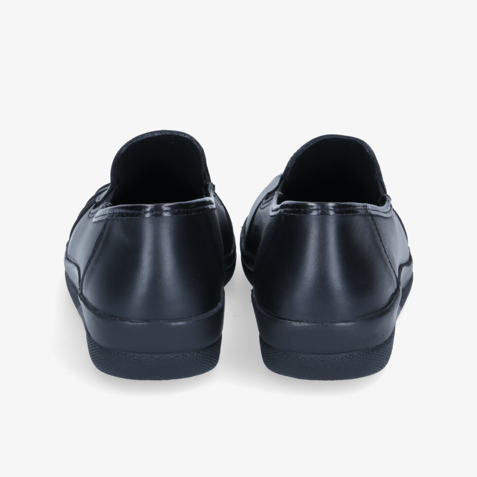 Stilvolle schwarze Schuhe mit glatter Oberfläche, perfekte Passform und robuster Sohle. Elegantes Design für jeden Anlass.