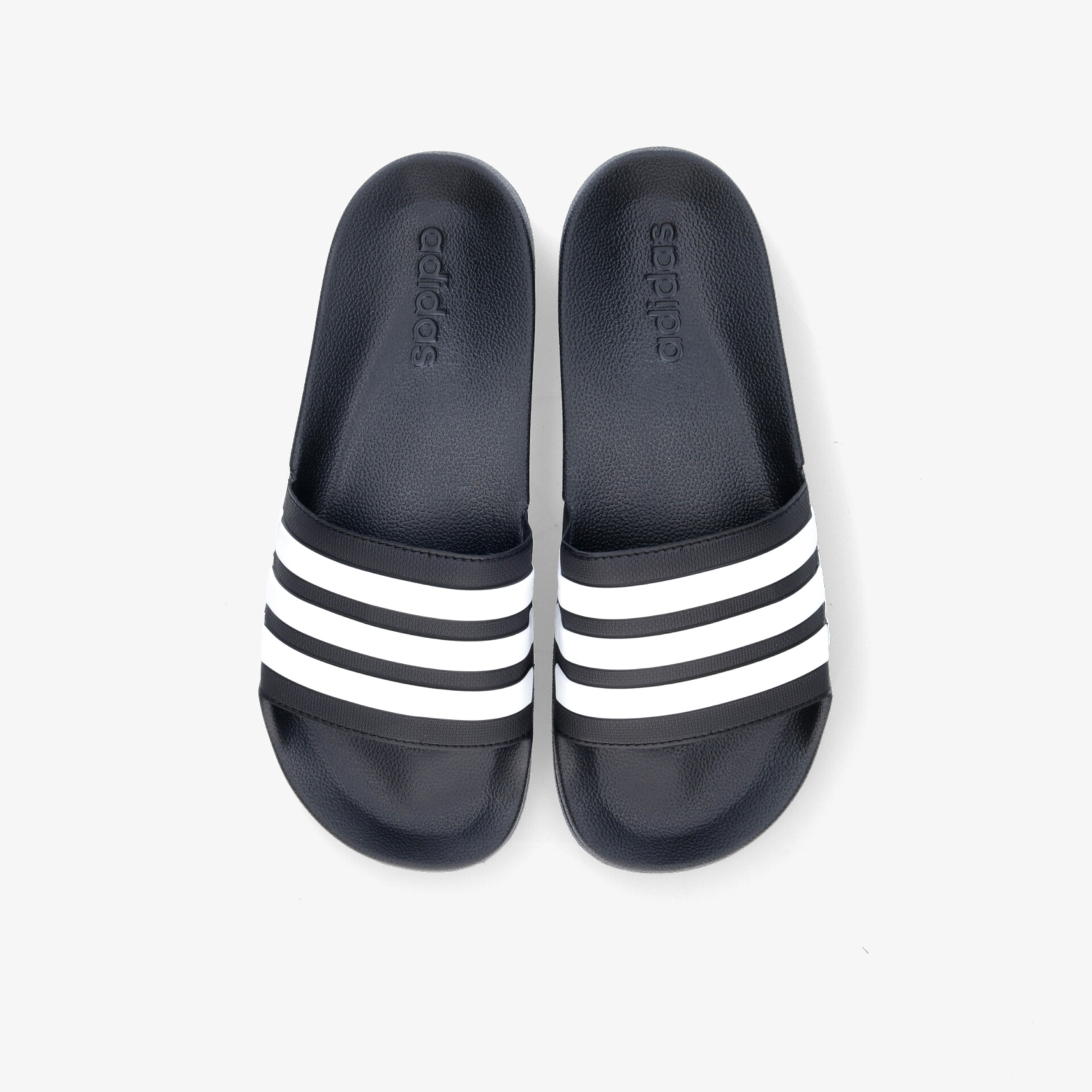 Bequeme Sandalen mit klassischem Streifen-Design und rutschfesten Sohlen für den perfekten Tragekomfort.