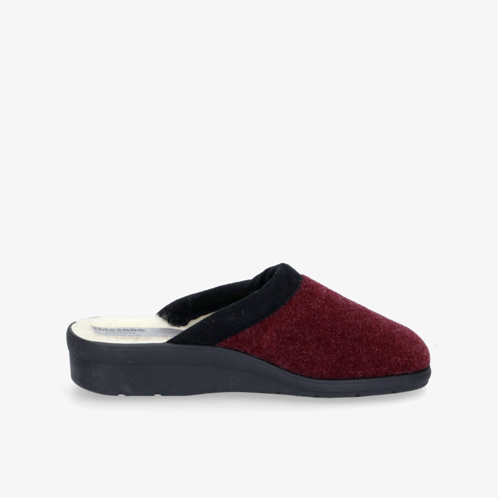 Bequeme, rutschfeste Hausschuhe mit weicher Sohle und warmem Innenfutter in stilvollem Design.