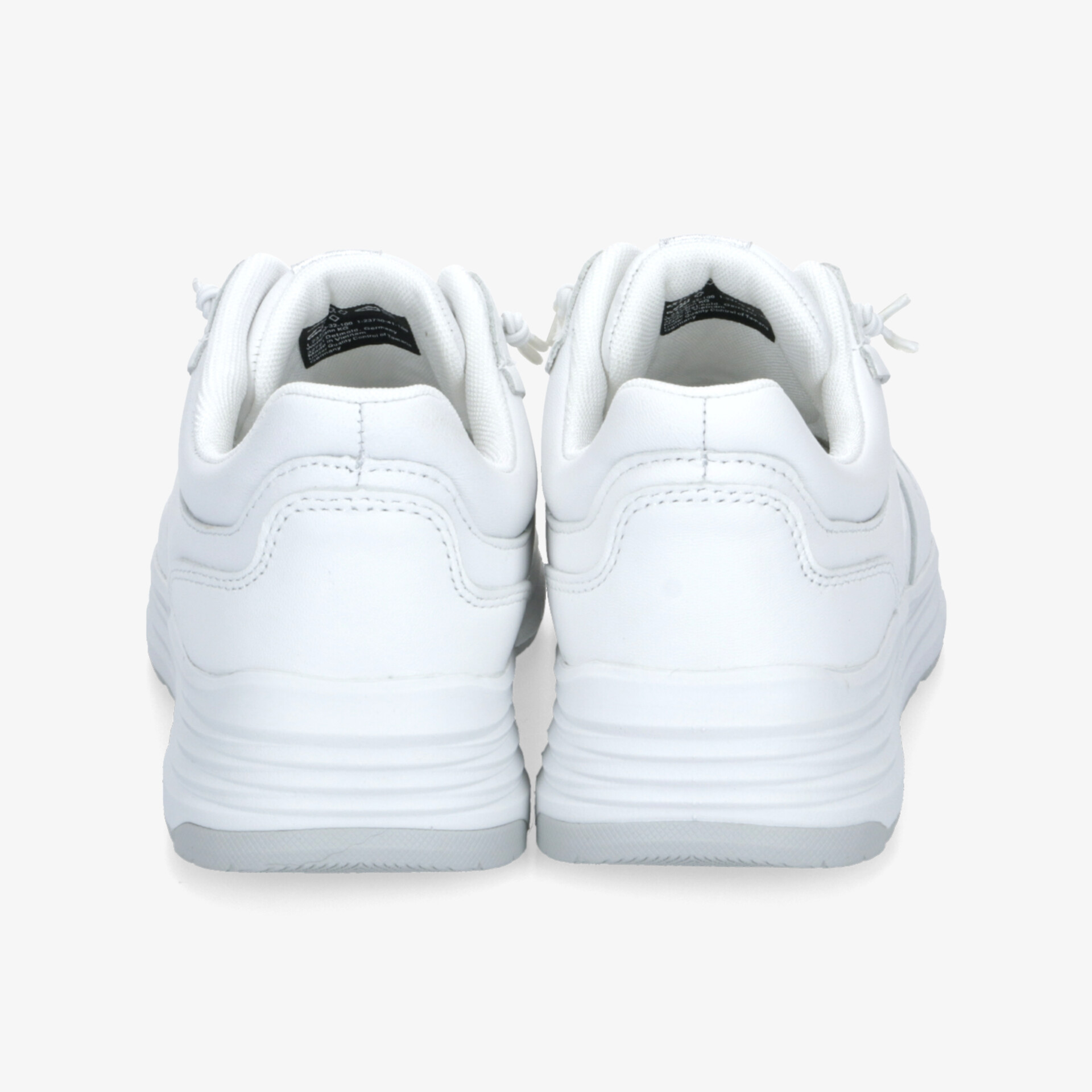 Weiße Sneaker in stabiler Ausführung mit bequemer Sohle und schnürbarem Obermaterial aus Rückansicht