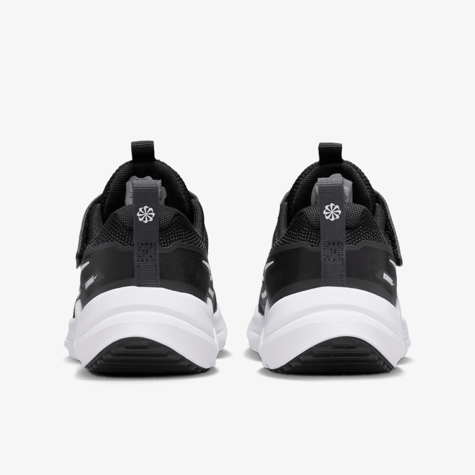 Stabiles Paar sportlicher Schuhe mit weißer Sohle und schwarzem Obermaterial von hinten gezeigt