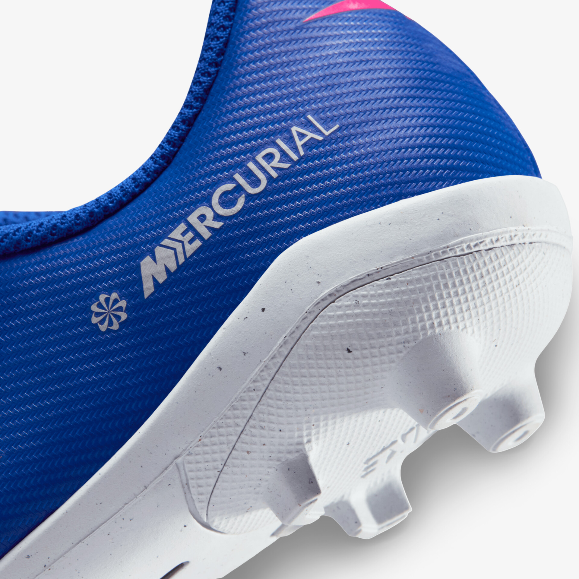 Blauer Fußballschuh mit weißer Sohle und Spikes für hohe Ballkontrolle