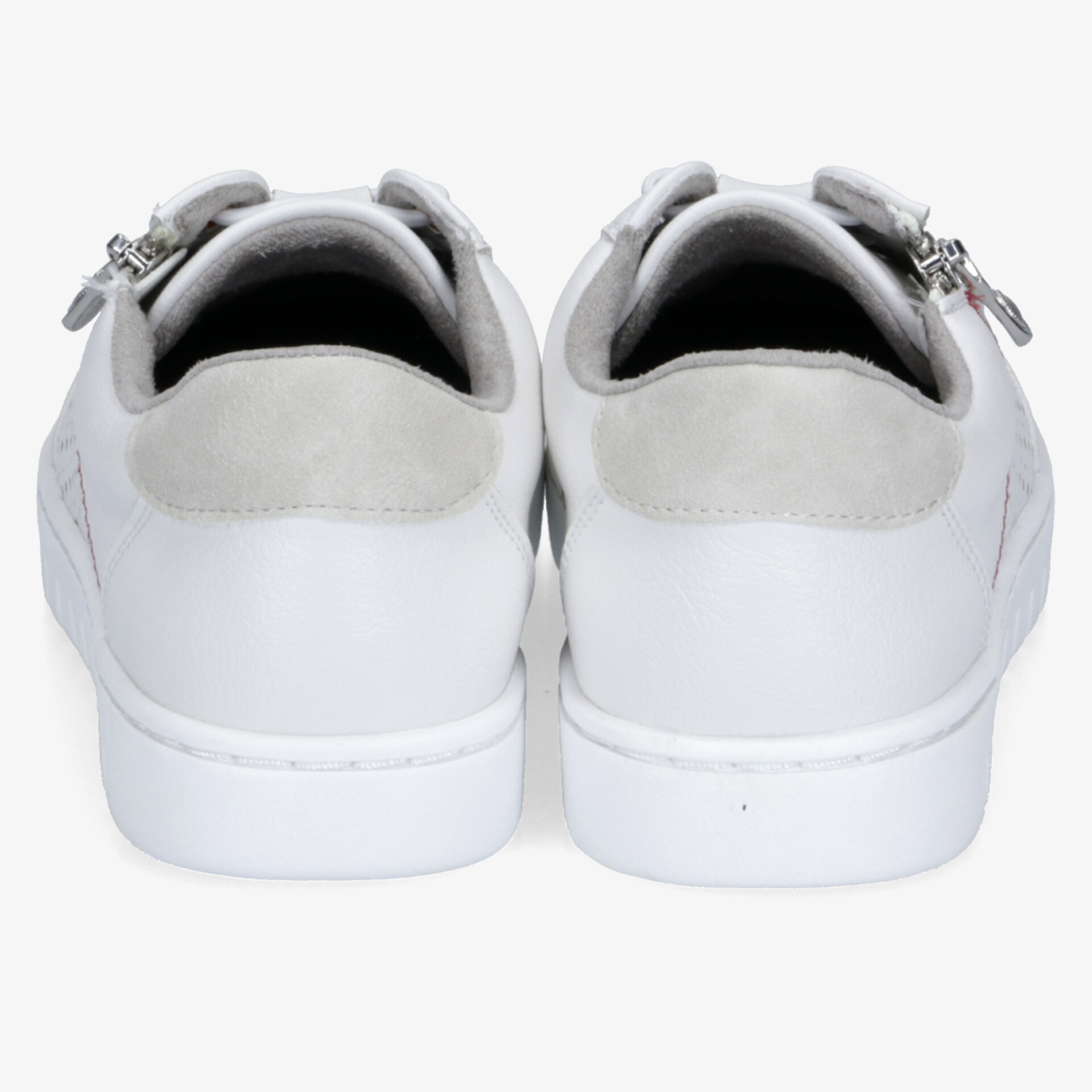 Rückansicht eines weißen Sneakers mit gepolstertem Kragen und sauberer, robuster Sohle für hohen Tragekomfort