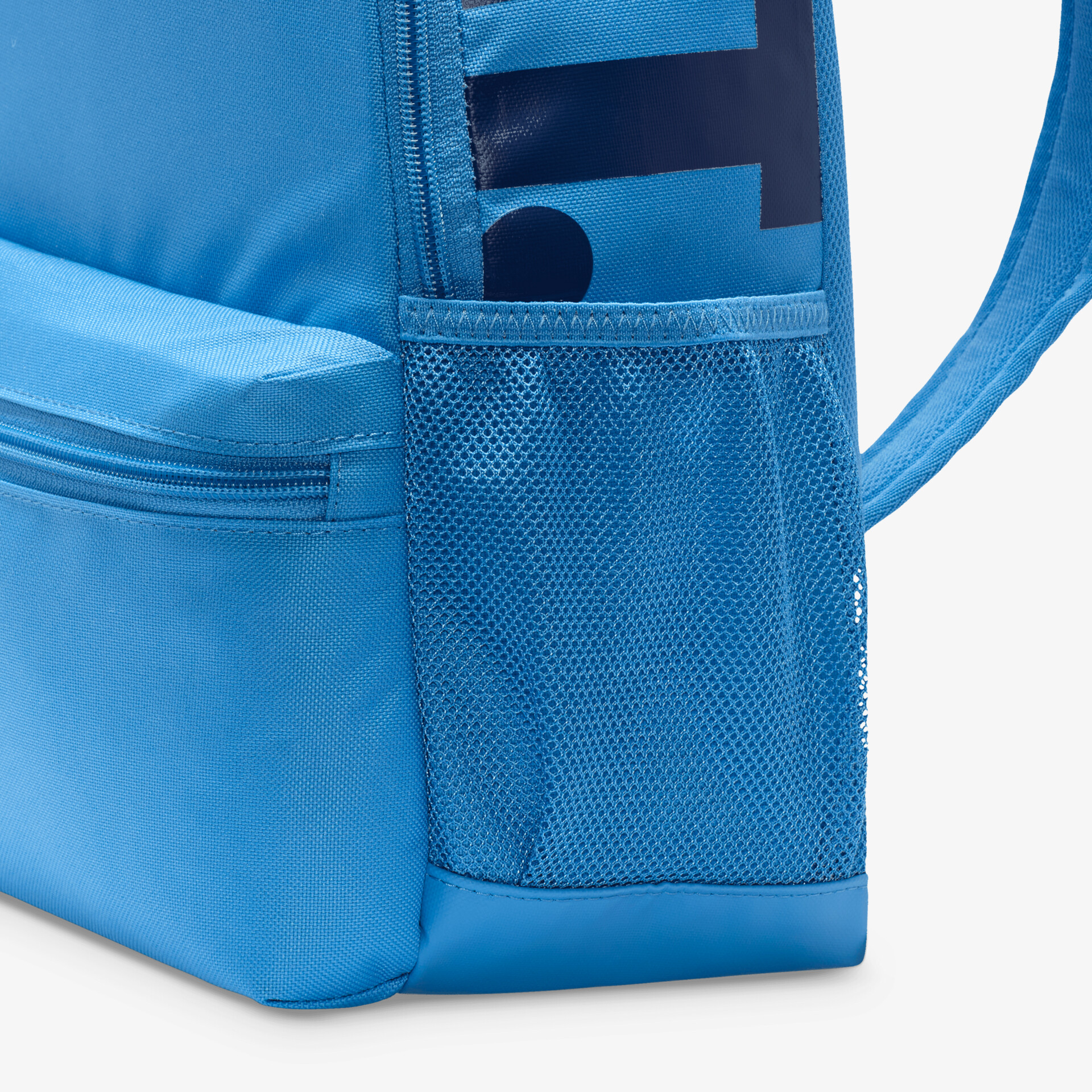 Detailansicht des robusten blauen Rucksacks mit Reißverschluss und seitlicher Netztasche für zusätzlichen Stauraum