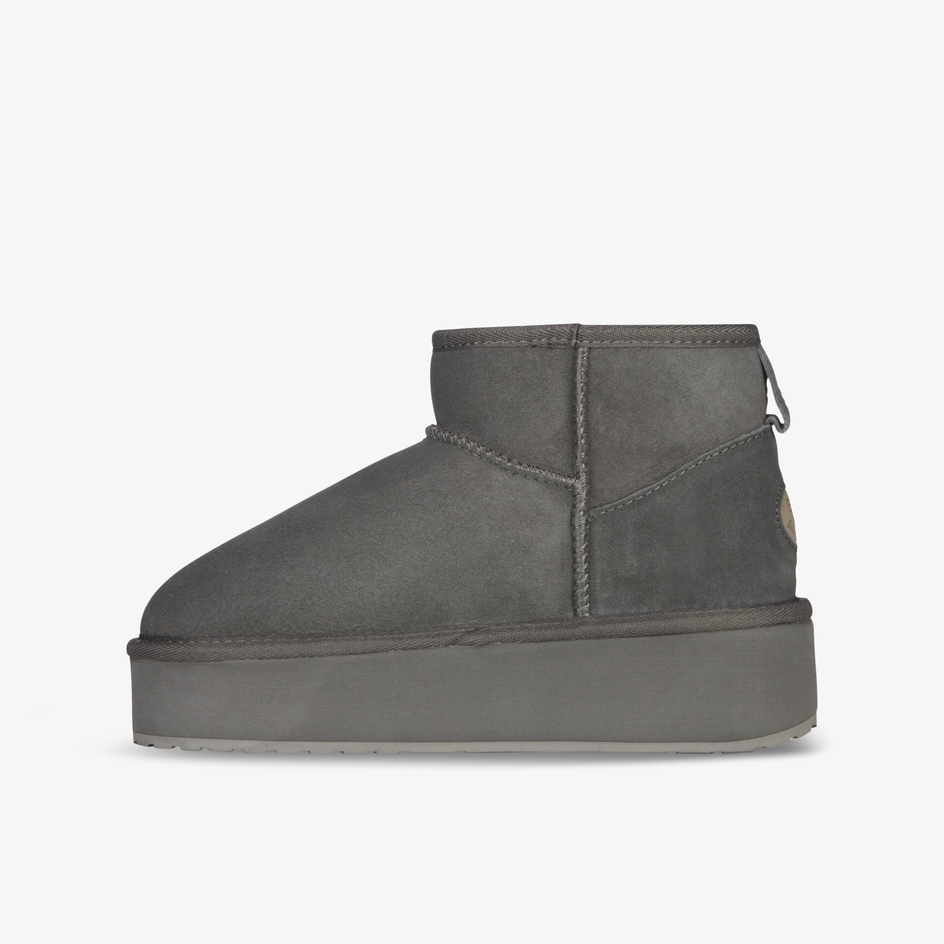 Grauer Schuh mit robustem Plateauabsatz und dichtem Stoff, seitliche Ansicht, bequem und modisch
