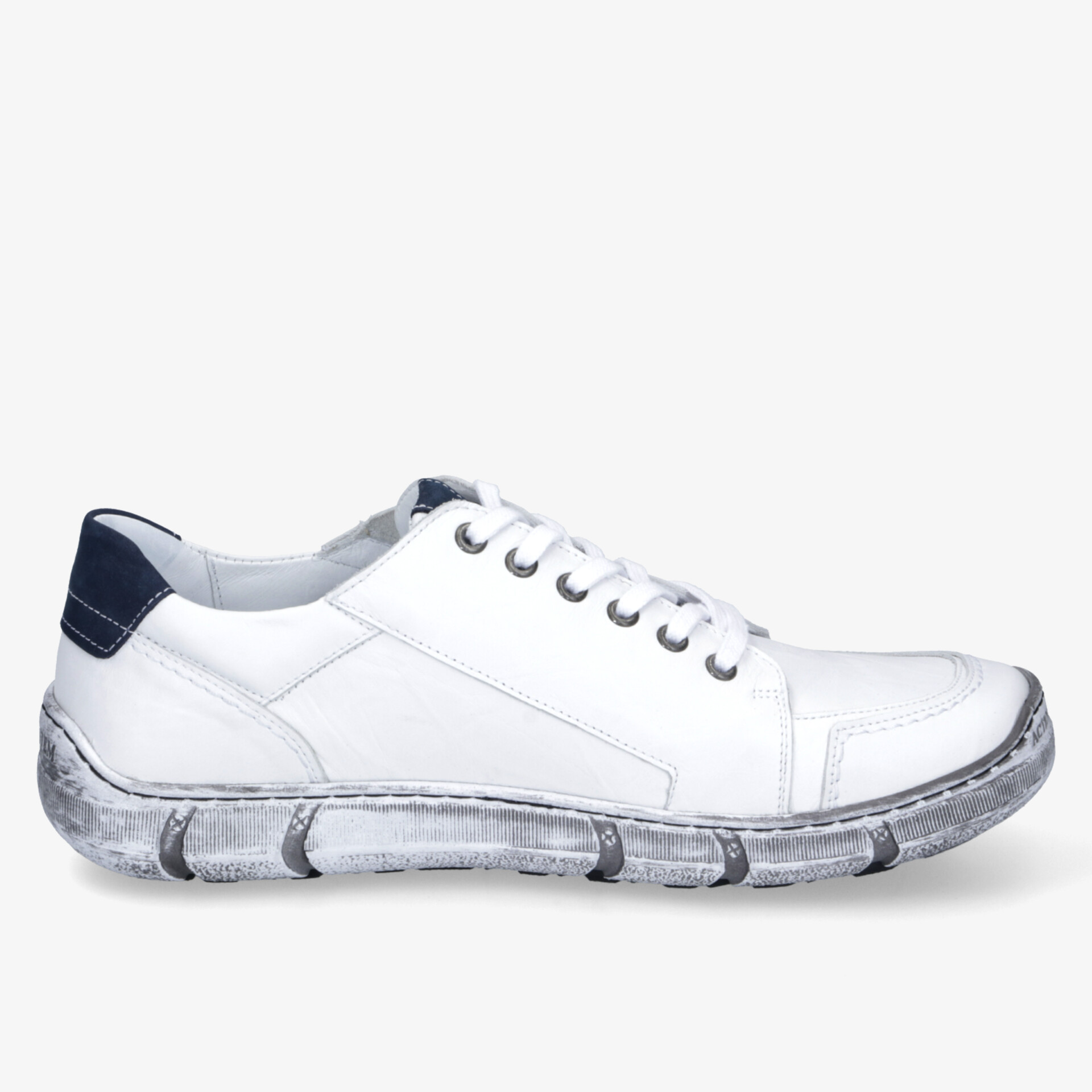 Moderner weißer Sneaker in klarer Seitenansicht mit robuster, flexibler Sohle und bequemem Design