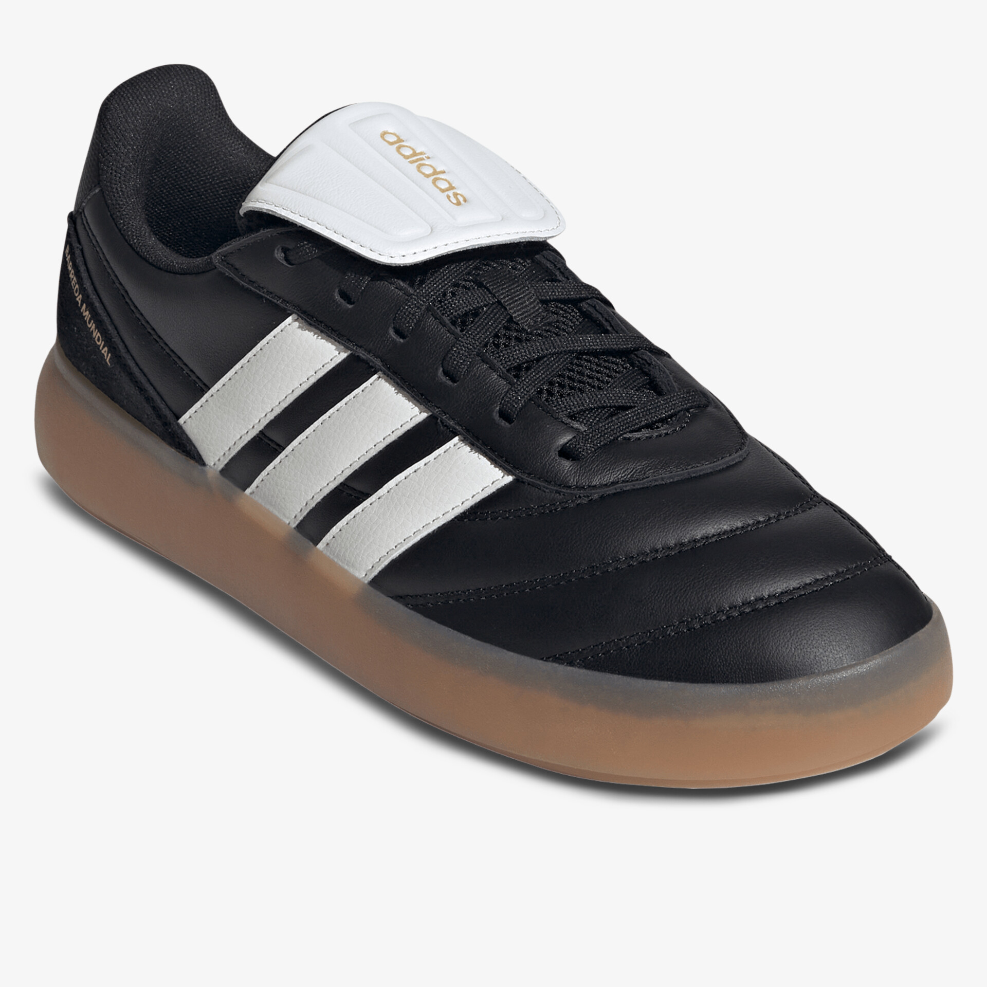 Schwarzer Sneaker mit weißer Zunge und markanten drei weißen Streifen an der Seite, robuste braune Sohle