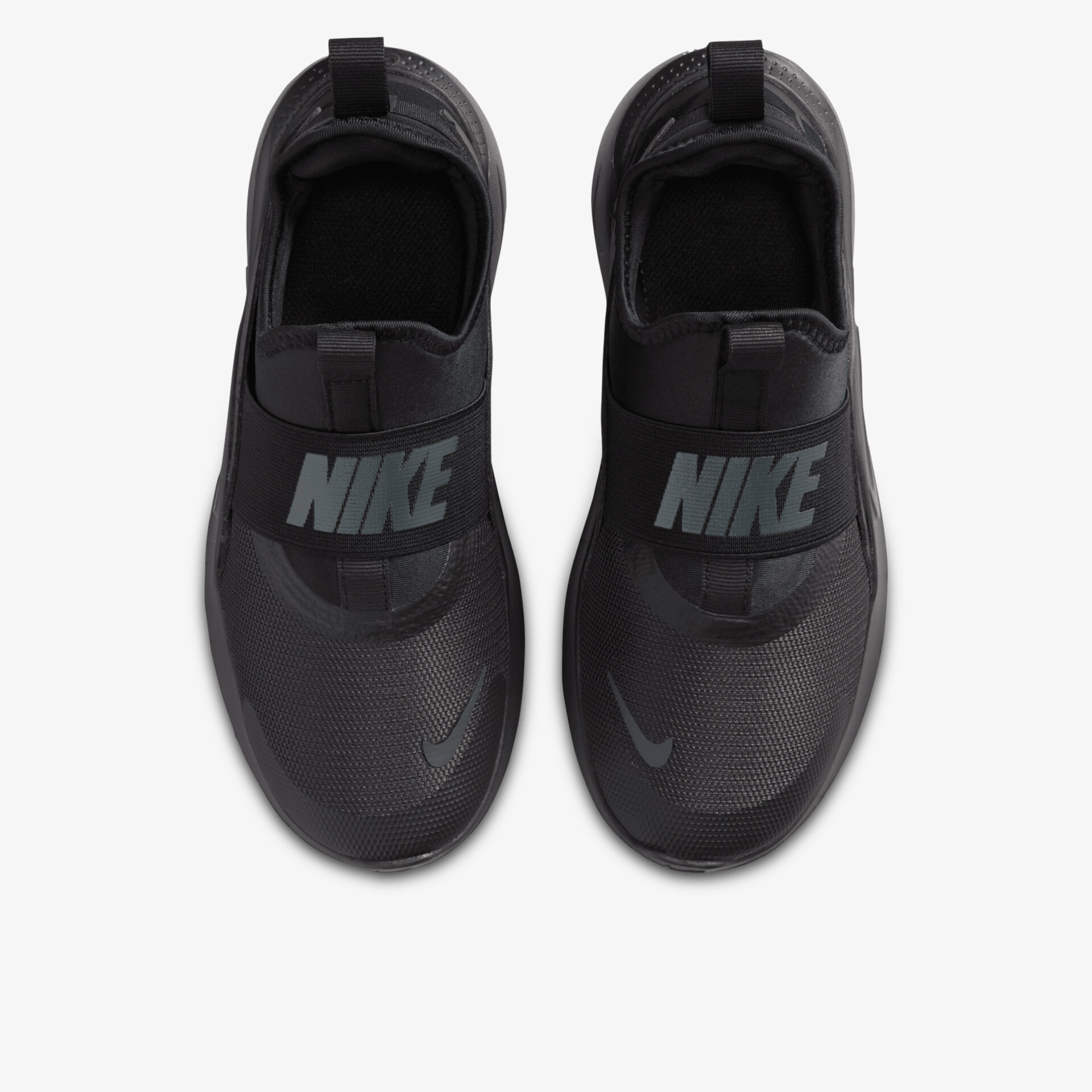 Schwarze Nike Sneaker, leichte und flexible Sportschuhe mit rutschfester Sohle, von oben fotografiert