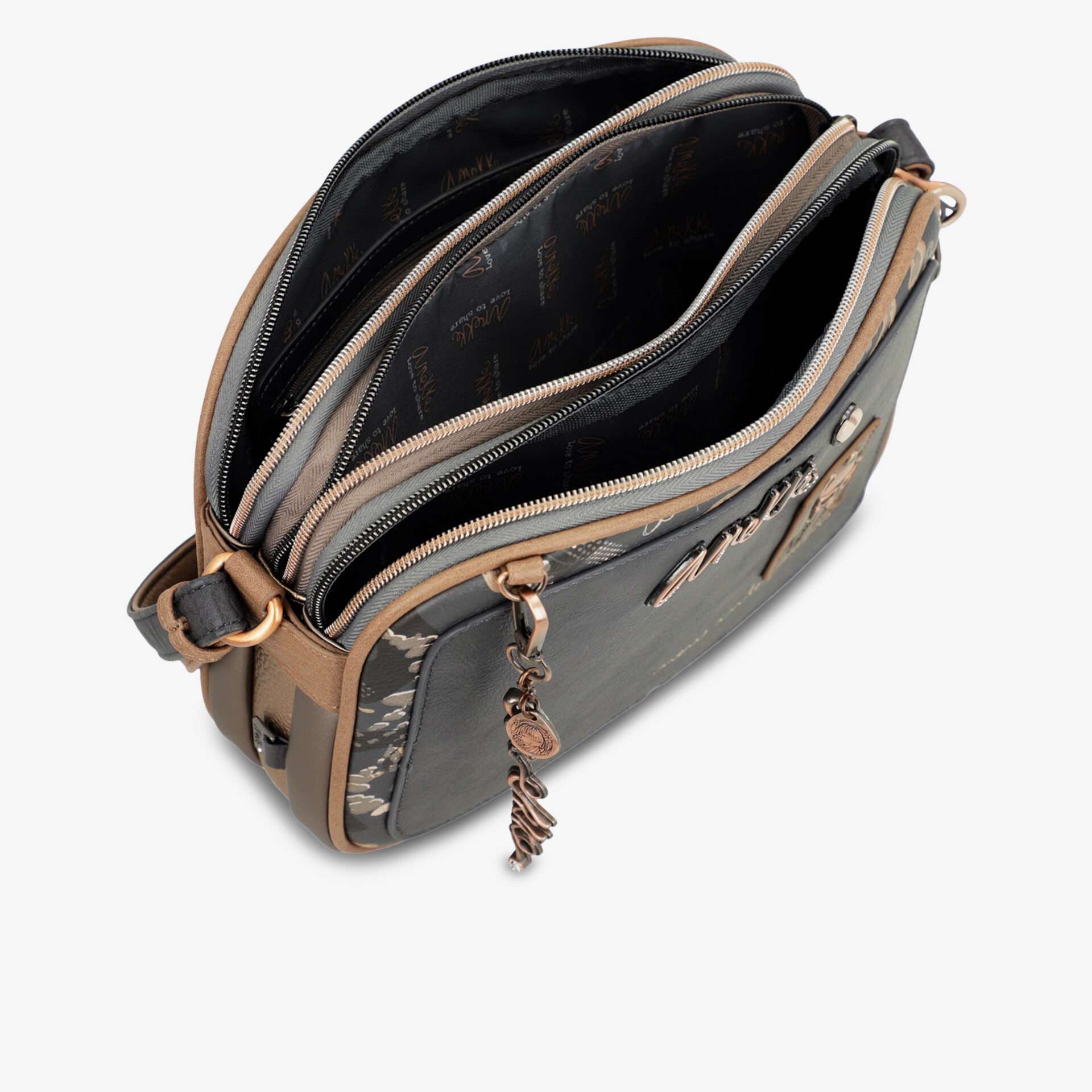 Handliche Umhängetasche mit zwei Hauptfächern, stabilen Reißverschlüssen und dekorativem Anhänger in moderner Optik