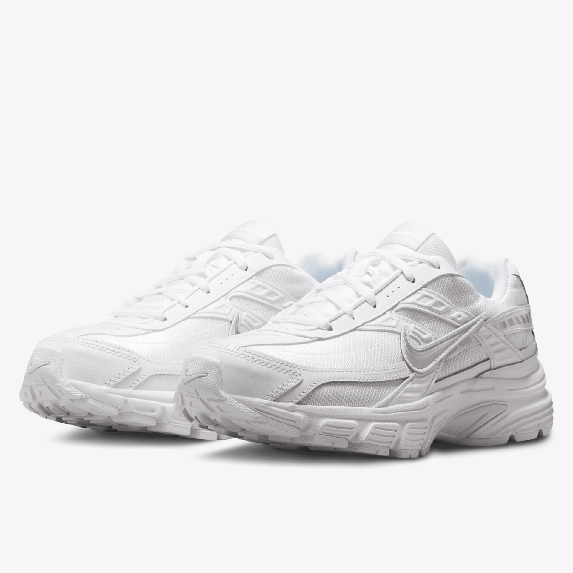 Weiße Sneakers mit sportlichem Look und bequemer Passform, ideal für Freizeitaktivitäten.