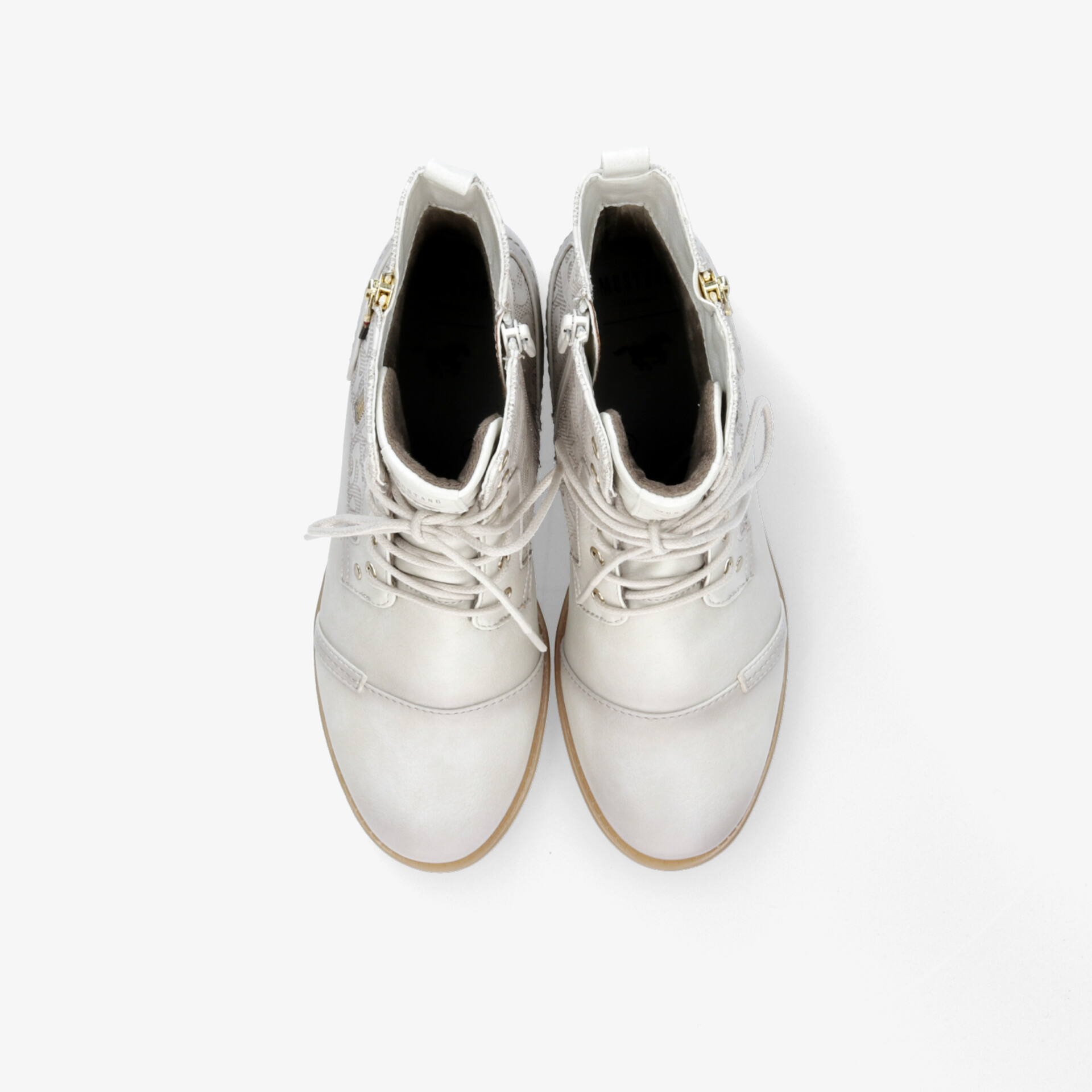 Elegante weiße Lederschnürschuhe von oben. Stilvoll und modern für den täglichen Komfort.