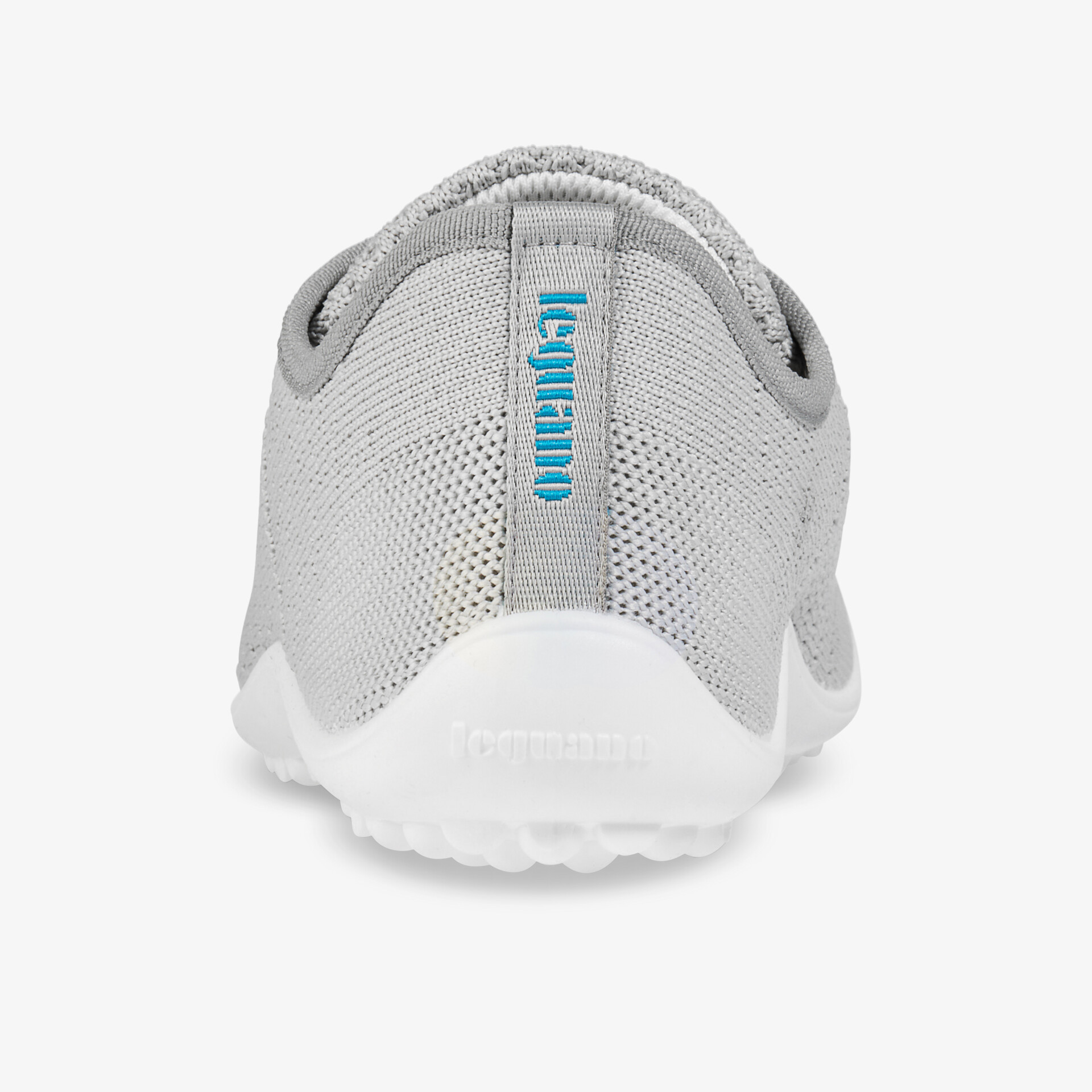 Moderner silberner Sneaker mit komfortabler, atmungsaktiver Konstruktion und elegantem Design für vielseitigen Look.