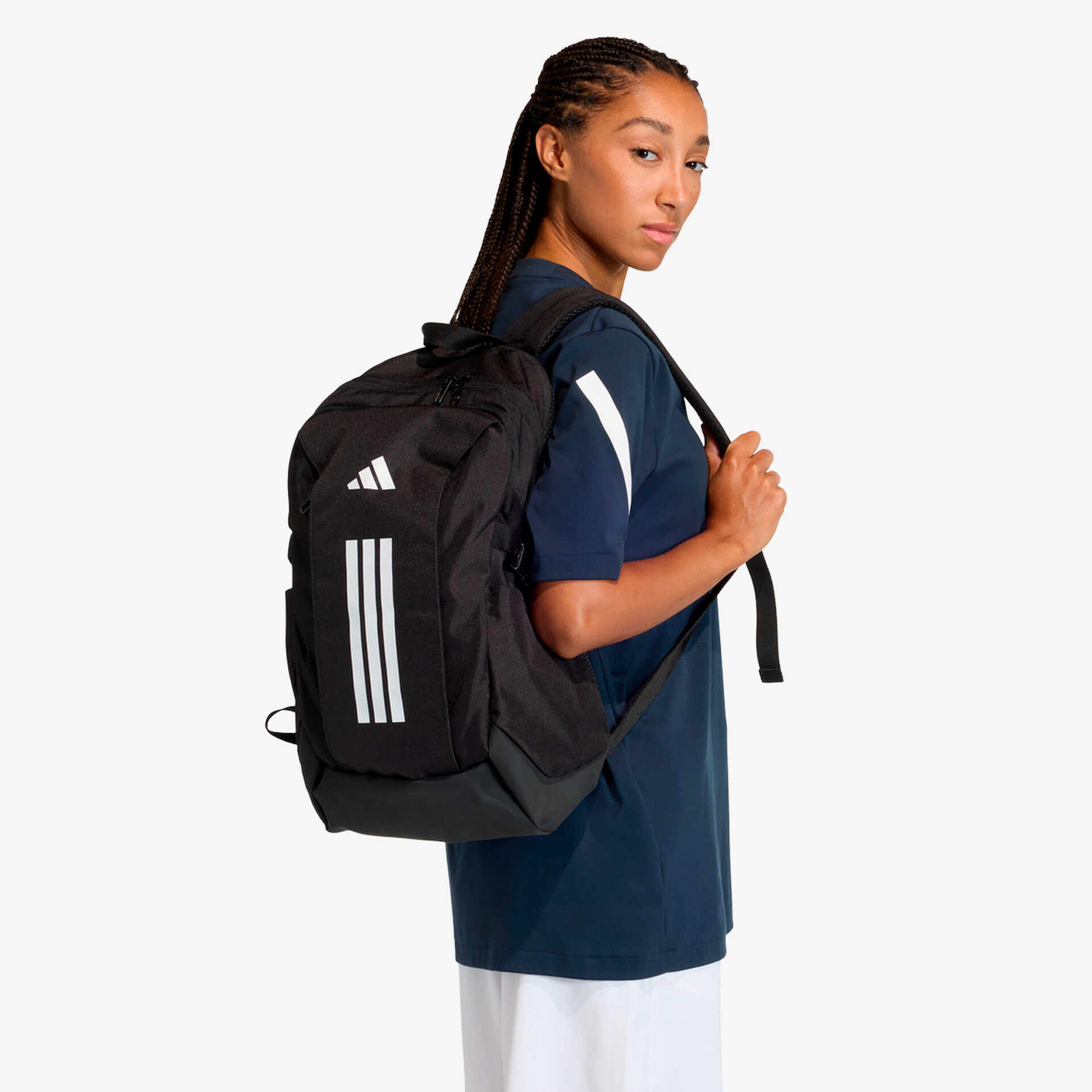 Seitenansicht eines robusten, geräumigen Rucksacks mit verstellbaren Schulterriemen in sportlichem Design