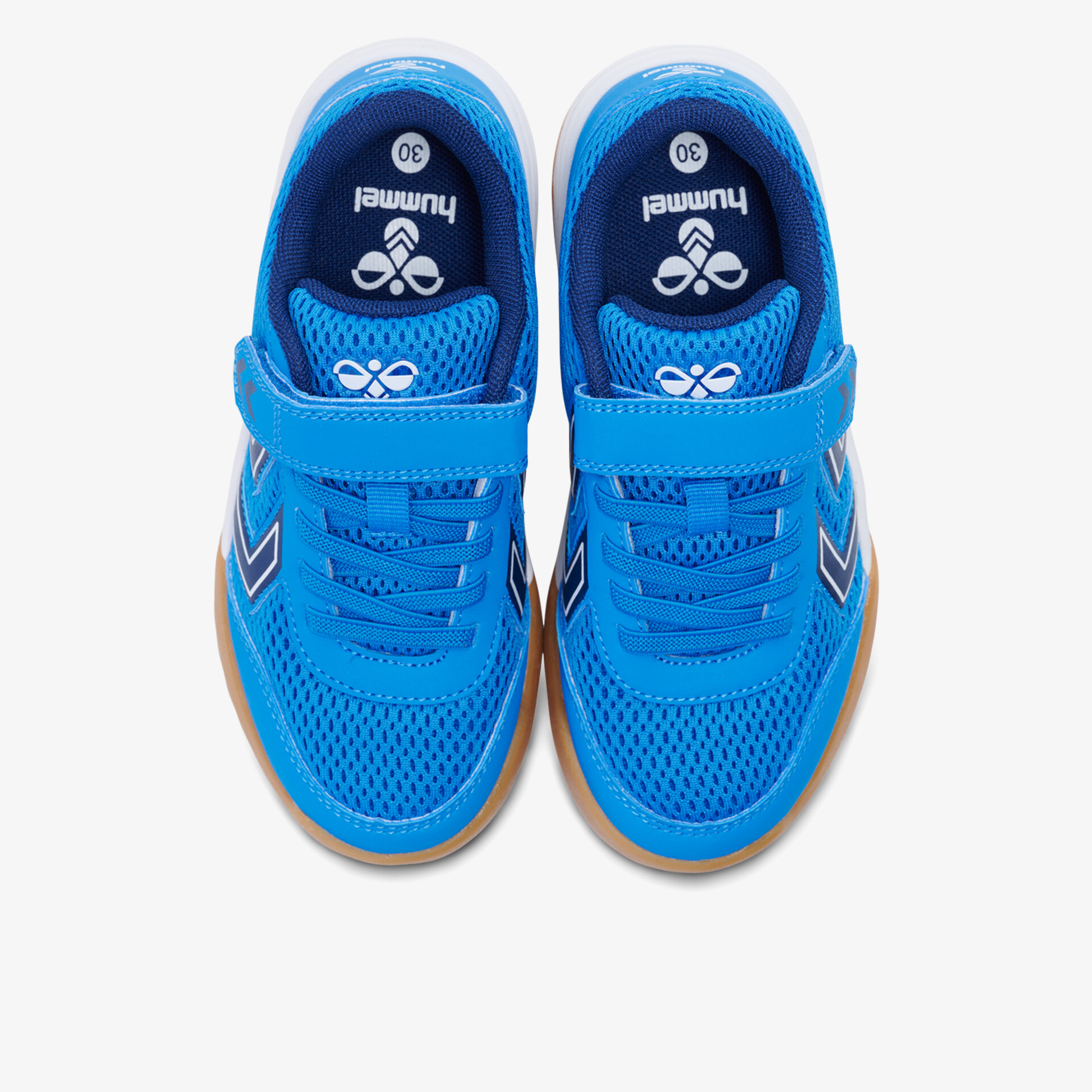 Sportlicher blauer Schuh mit Klettverschluss und atmungsaktivem Mesh-Material in Draufsicht