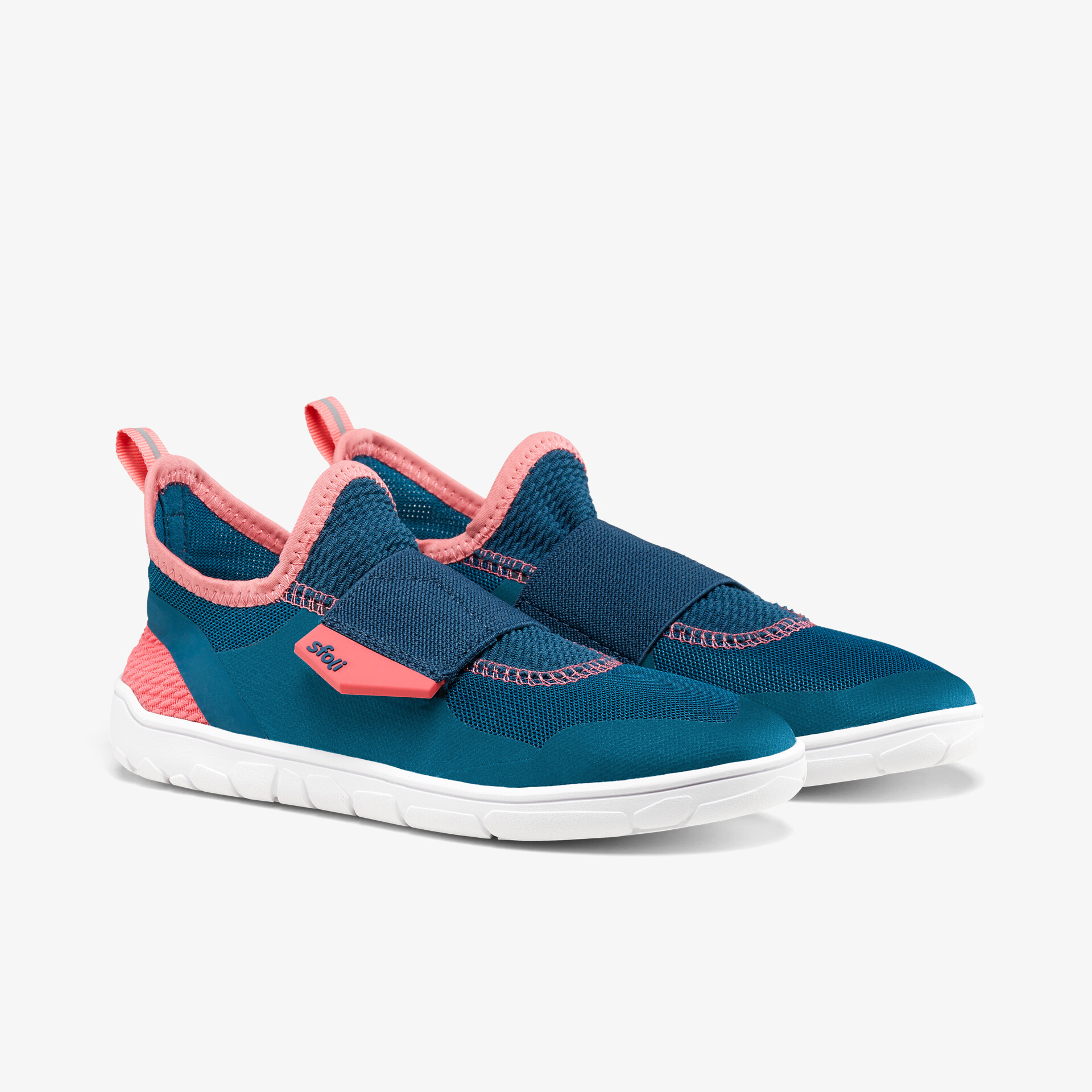 Modernes sportliches Schuhpaar in Blau und Pink, bequem und flexibel mit leichter Sohle für optimalen Tragekomfort