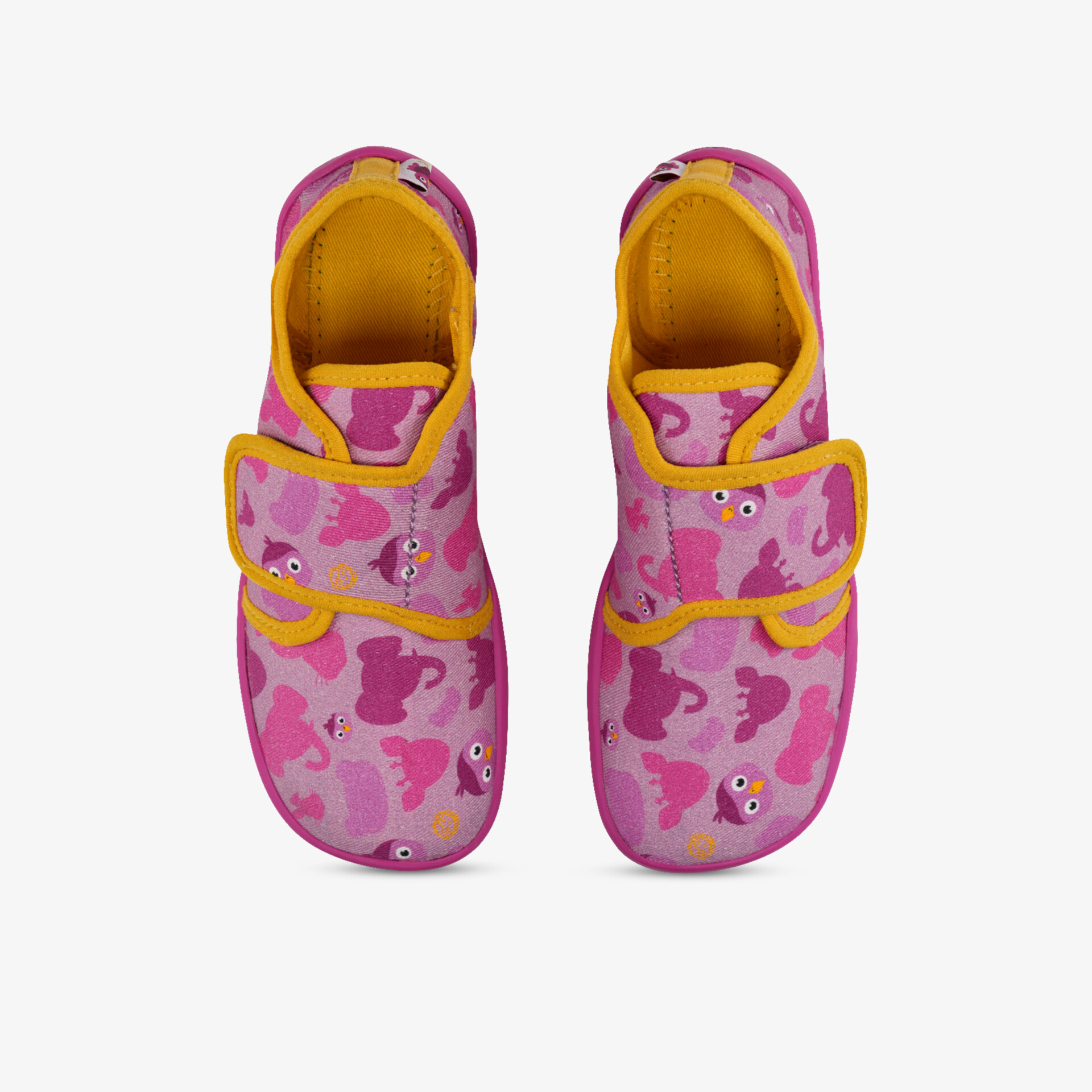 Bequeme rosa Hausschuhe mit buntem Herzmuster und praktischem Klettverschluss, ideal für drinnen