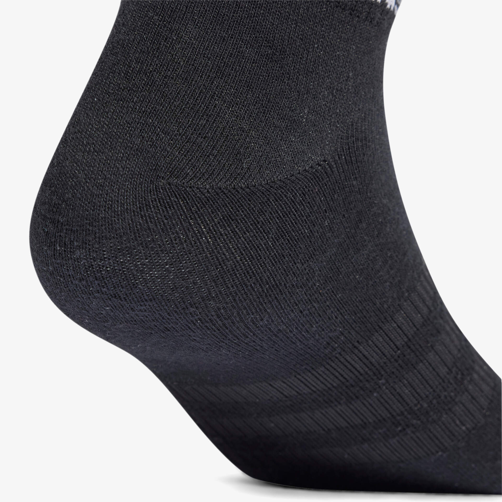 Schwarze Socke aus elastischem, atmungsaktivem Material für hohen Tragekomfort im Detail