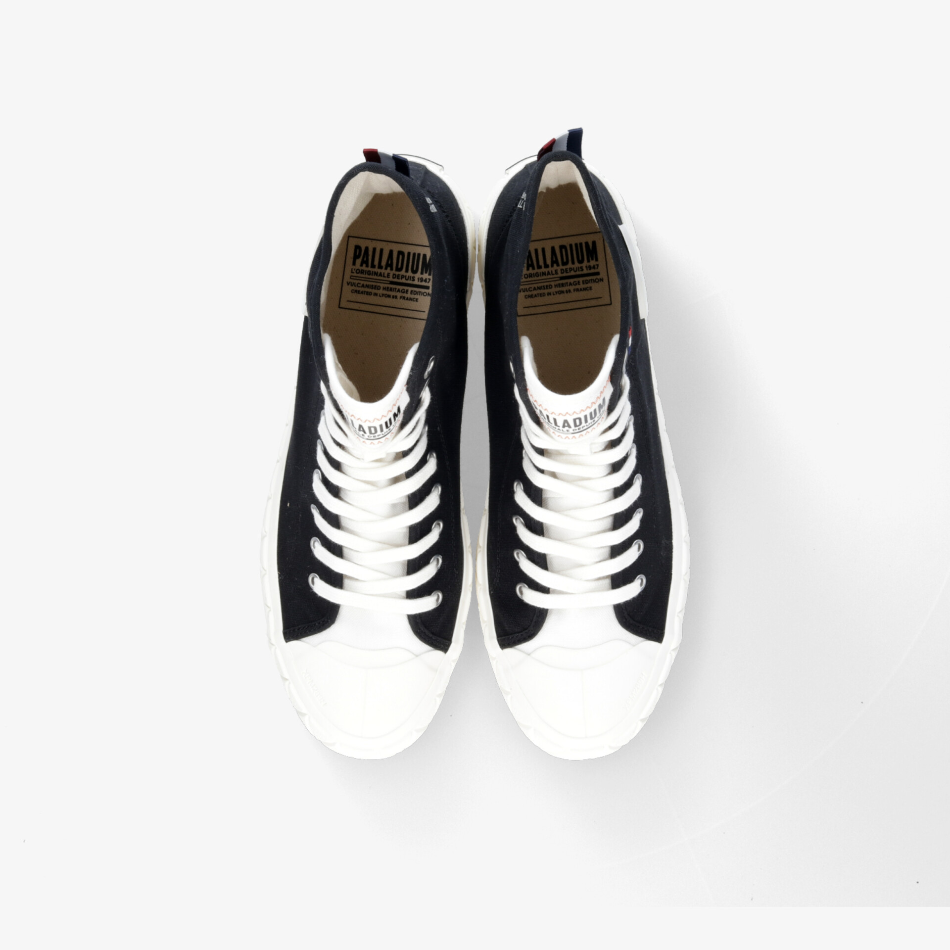 Stylische schwarze Sneaker mit weißer Kappe, perfekt für jeden Anlass. Hoher Tragekomfort und elegantes Design.