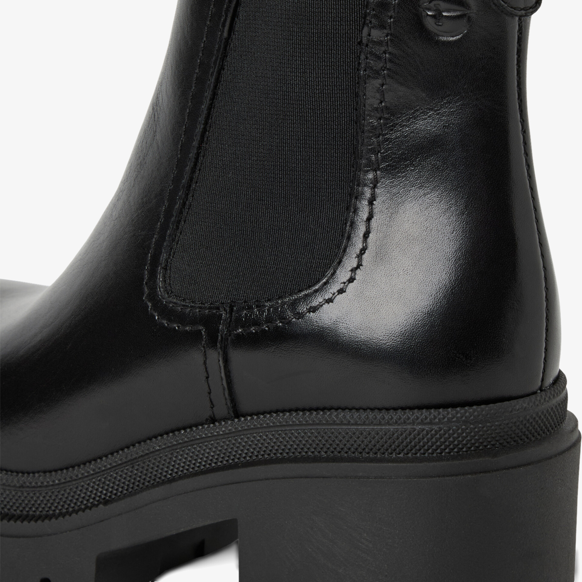 Detailansicht des hochwertigen schwarzen Lederschuhs mit elastischem Schaft und robustem Absatz