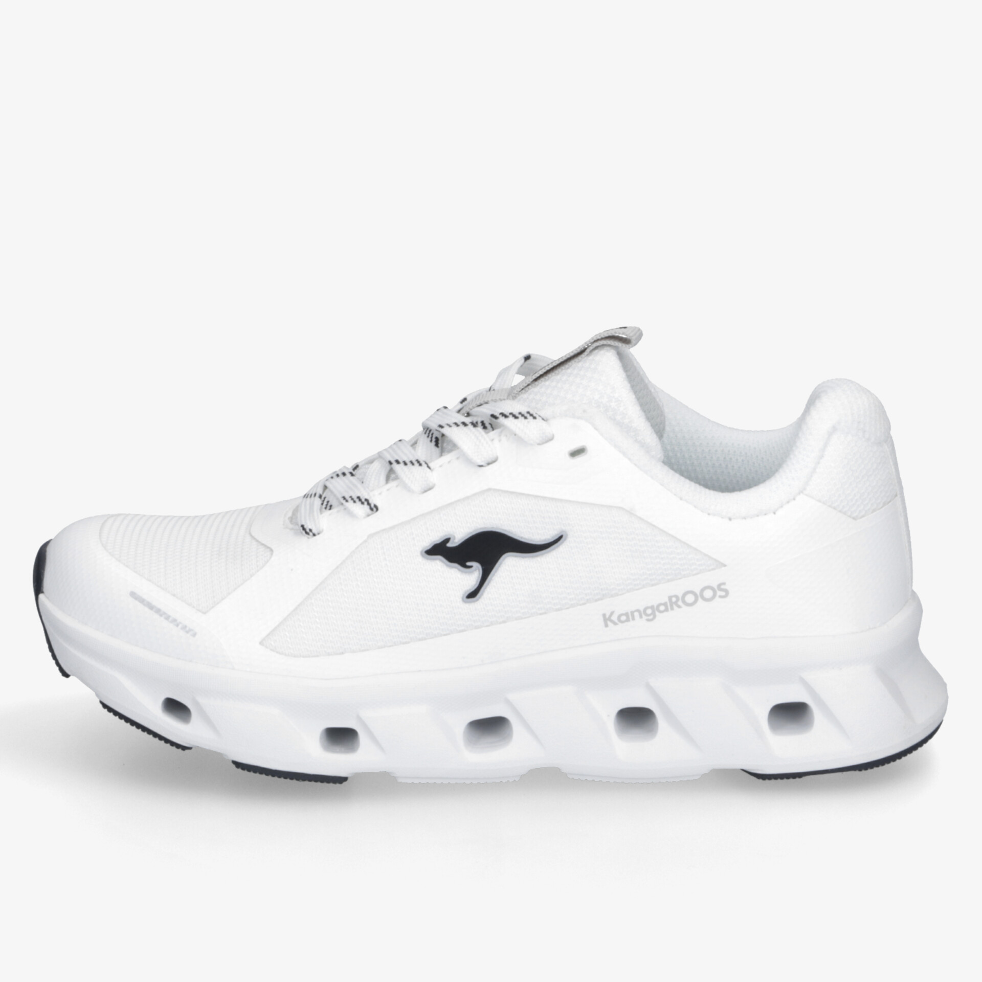 Weißer Sportschuh mit leichtem, atmungsaktivem Material und stabiler, flexibler Sohle in klarer Seitenansicht