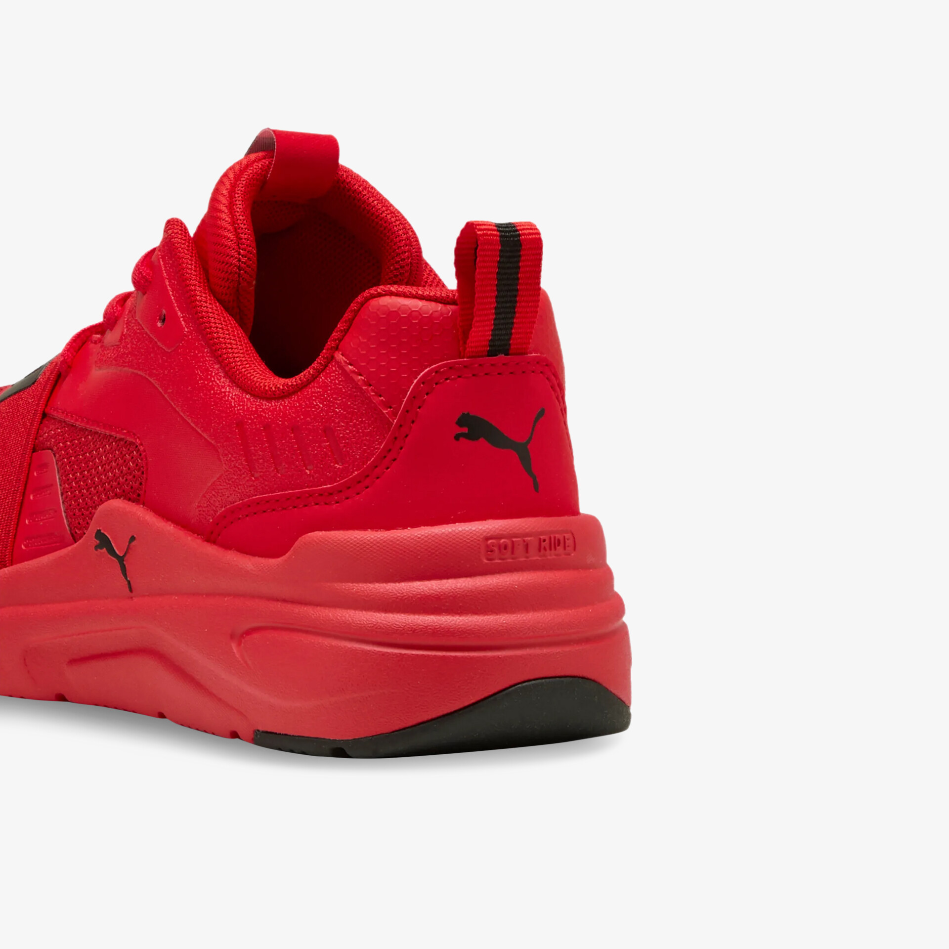 Detailansicht roter Sneaker mit gepolstertem Absatz und markantem Logo für optimalen Komfort